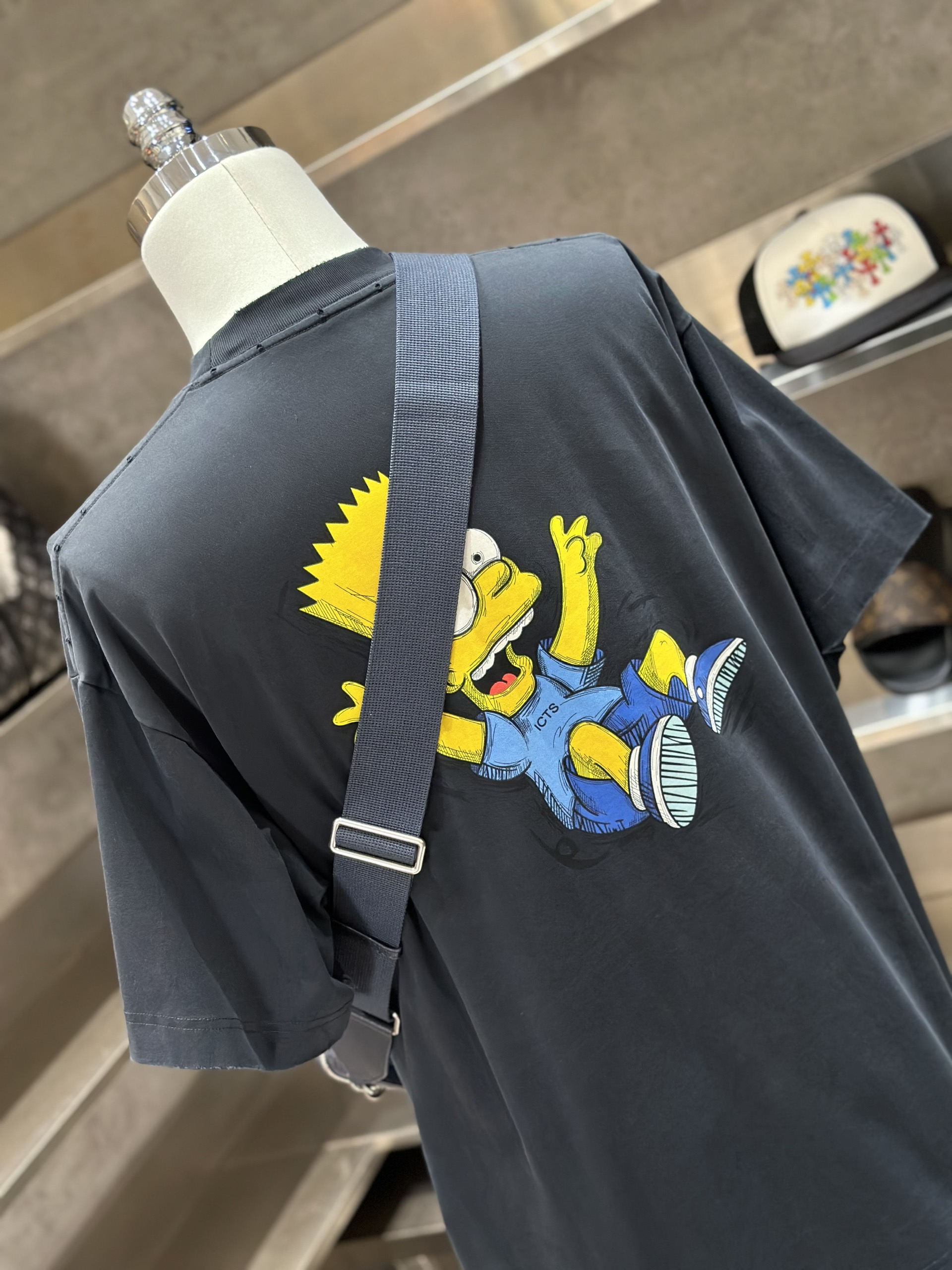 Áo phông T-shirt Local Đen họa tiết lưng Like Auth VTN