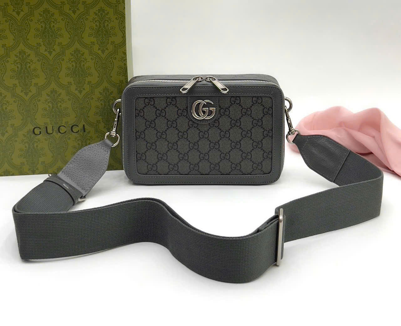 Túi hộp đeo chéo Gucci GC Xám họa tiết monogram logo GG tag kim loại Bạc size 23x7.5x14.5cm Like Auth on web fullbox bill thẻ PLD