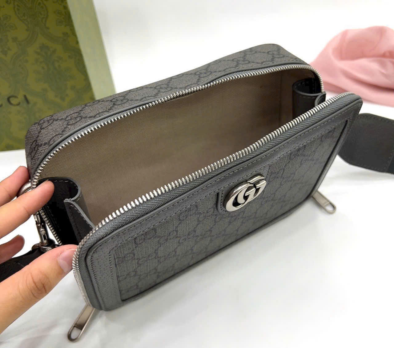 Túi hộp đeo chéo Gucci GC Xám họa tiết monogram logo GG tag kim loại Bạc size 23x7.5x14.5cm Like Auth on web fullbox bill thẻ PLD