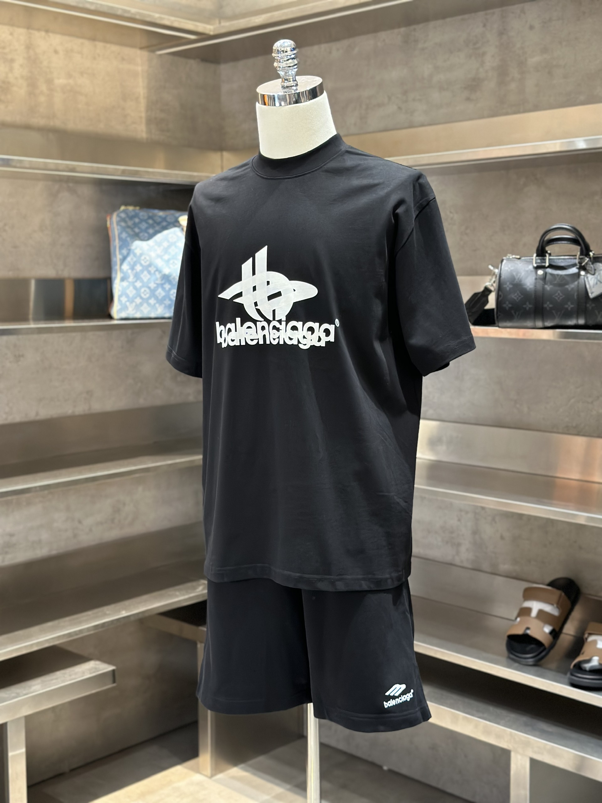 Áo phông T-shirt Balenciaga BB Đen logo chữ đè Trắng ngực Like Auth VTN