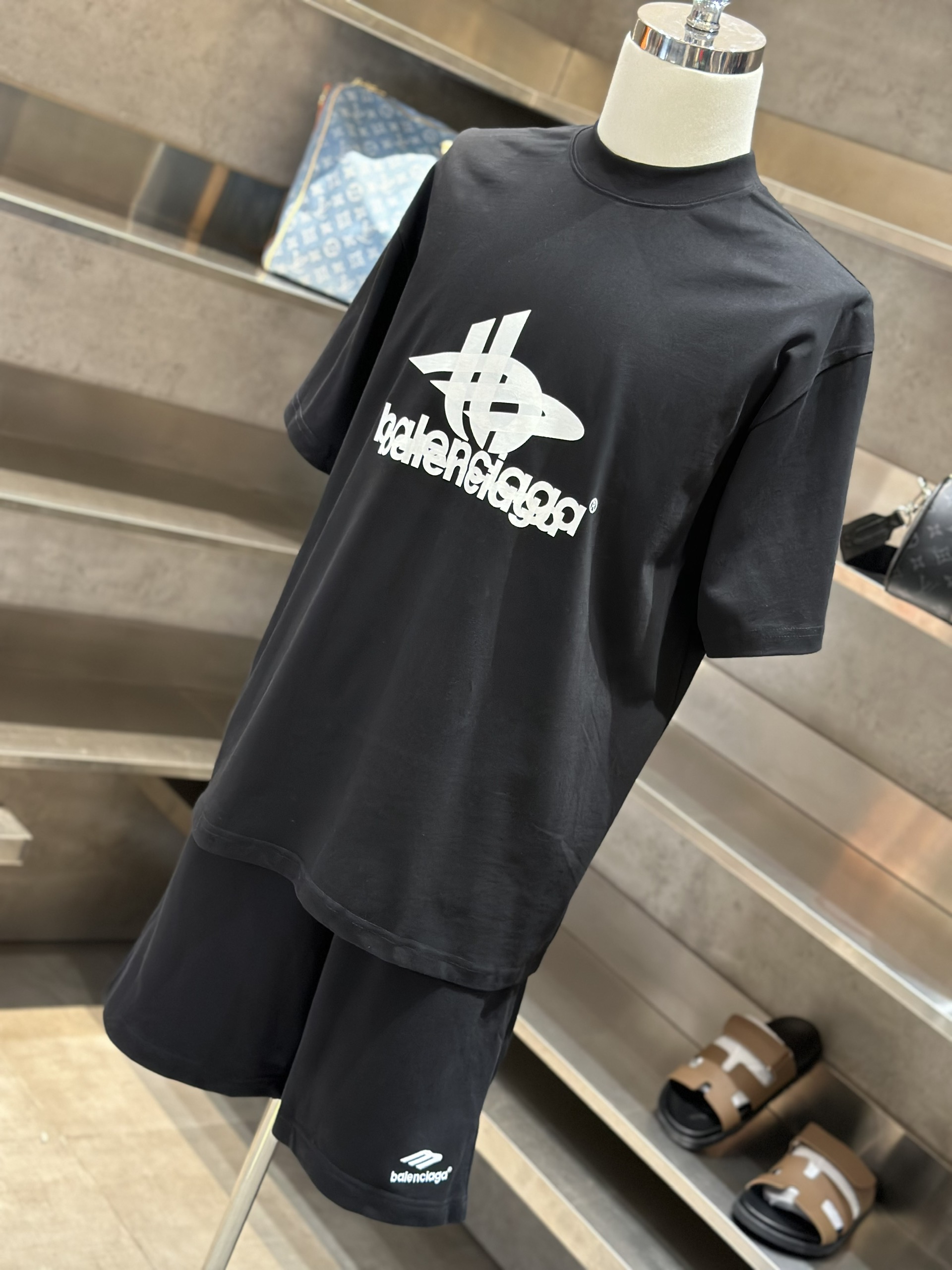 Áo phông T-shirt Balenciaga BB Đen logo chữ đè Trắng ngực Like Auth VTN