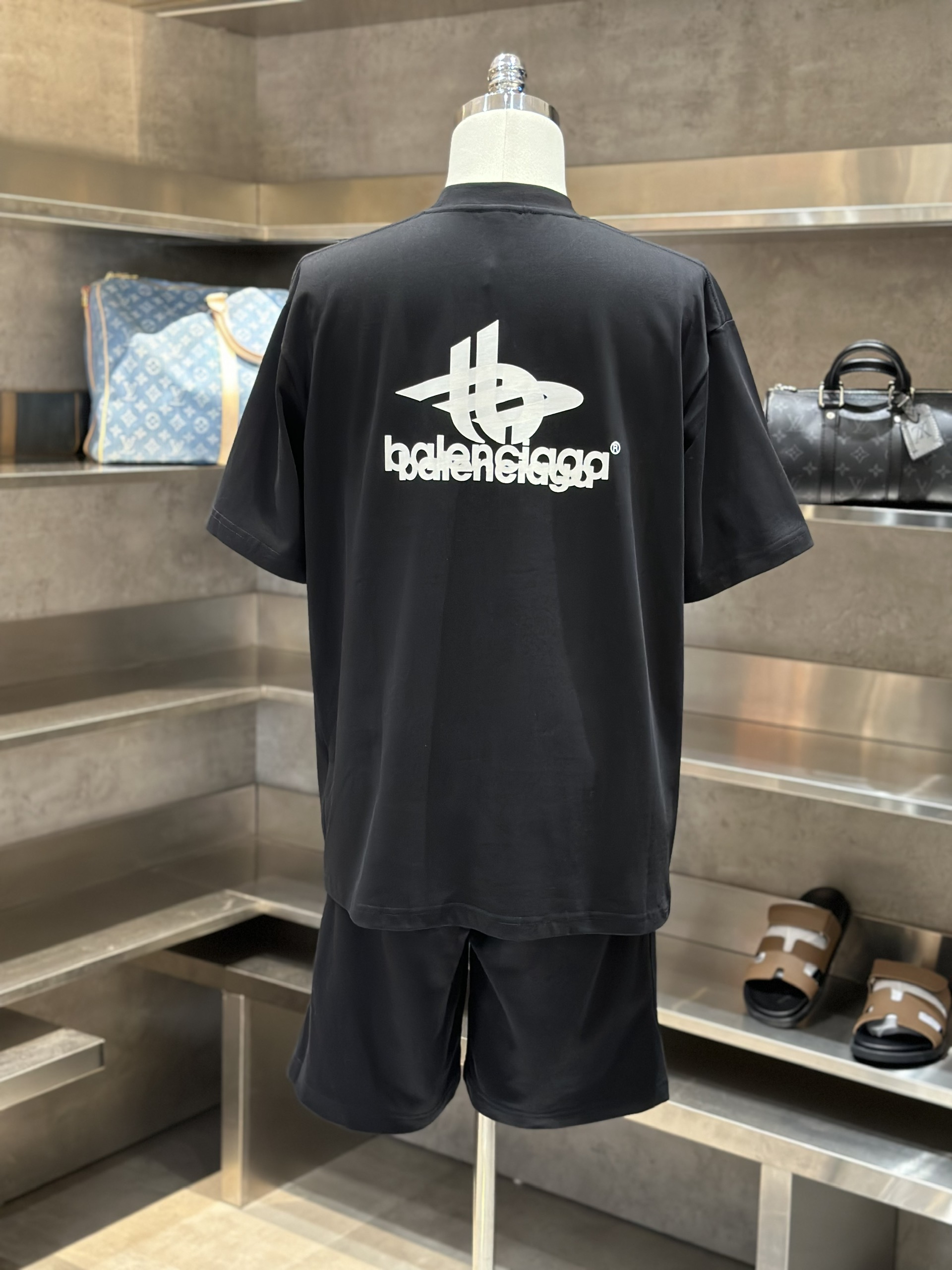 Áo phông T-shirt Balenciaga BB Đen logo chữ đè Trắng ngực Like Auth VTN