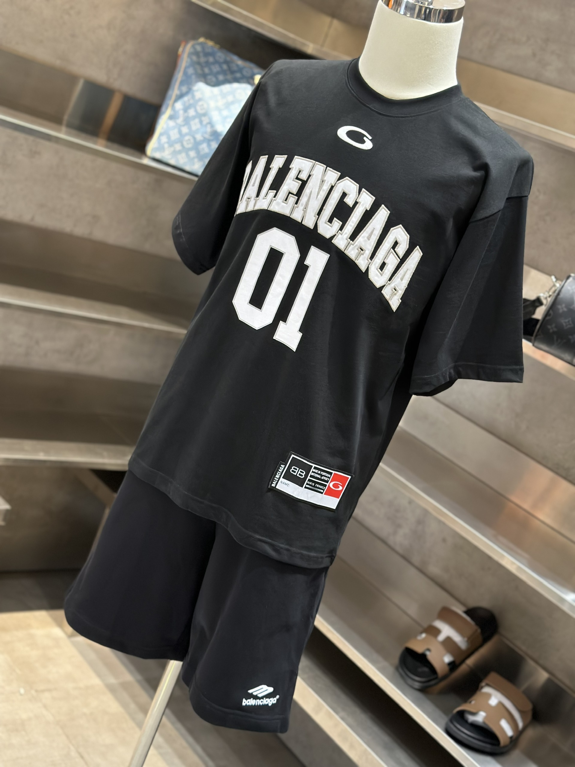 Áo phông T-shirt Balenciaga BB Đen logo chữ số 01 Trắng Like Auth VTN