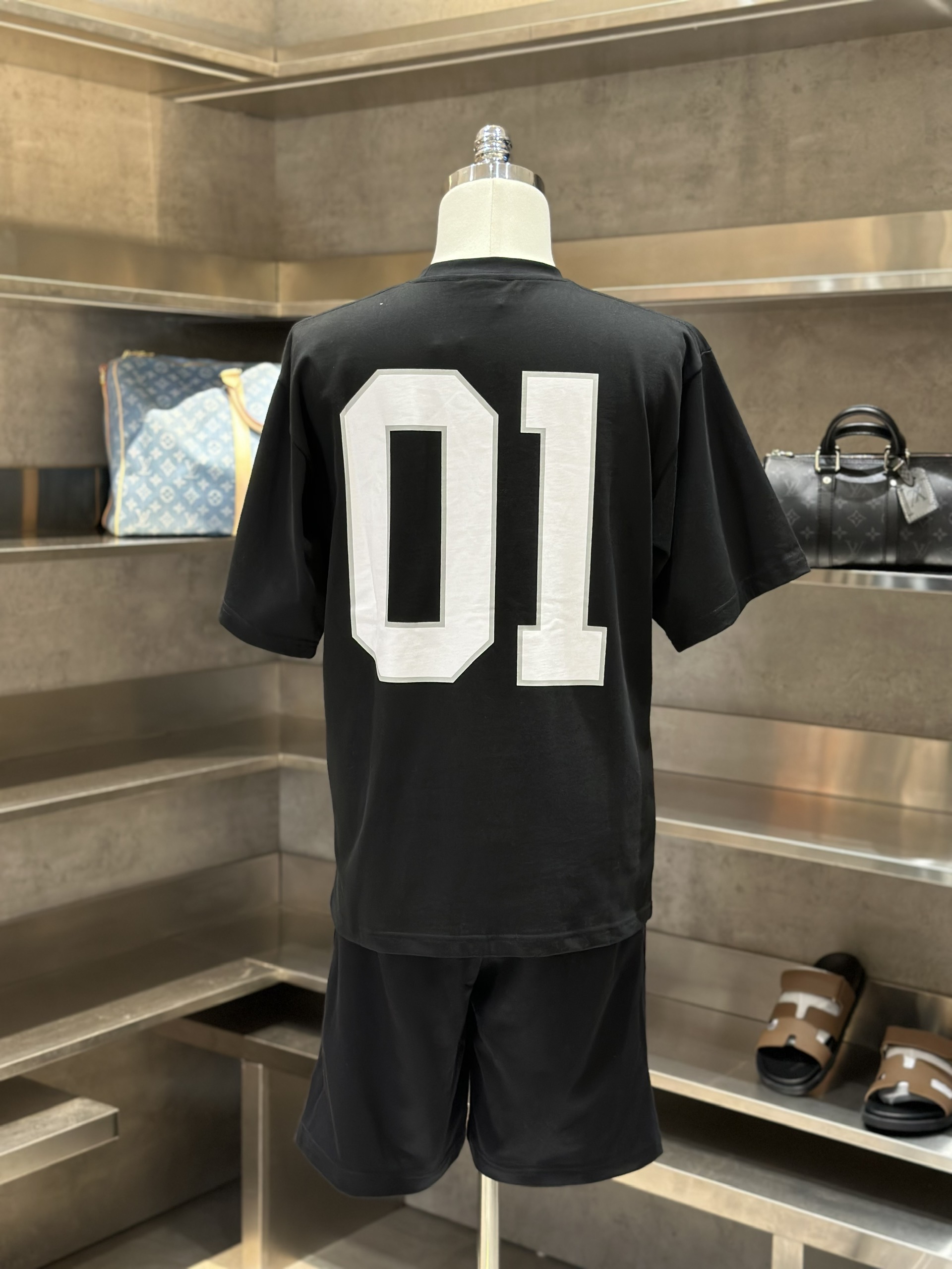 Áo phông T-shirt Balenciaga BB Đen logo chữ số 01 Trắng Like Auth VTN