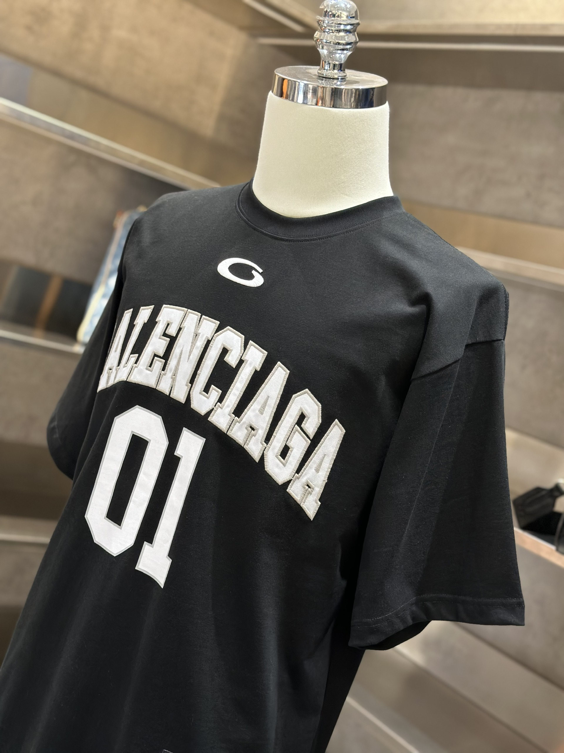 Áo phông T-shirt Balenciaga BB Đen logo chữ số 01 Trắng Like Auth VTN