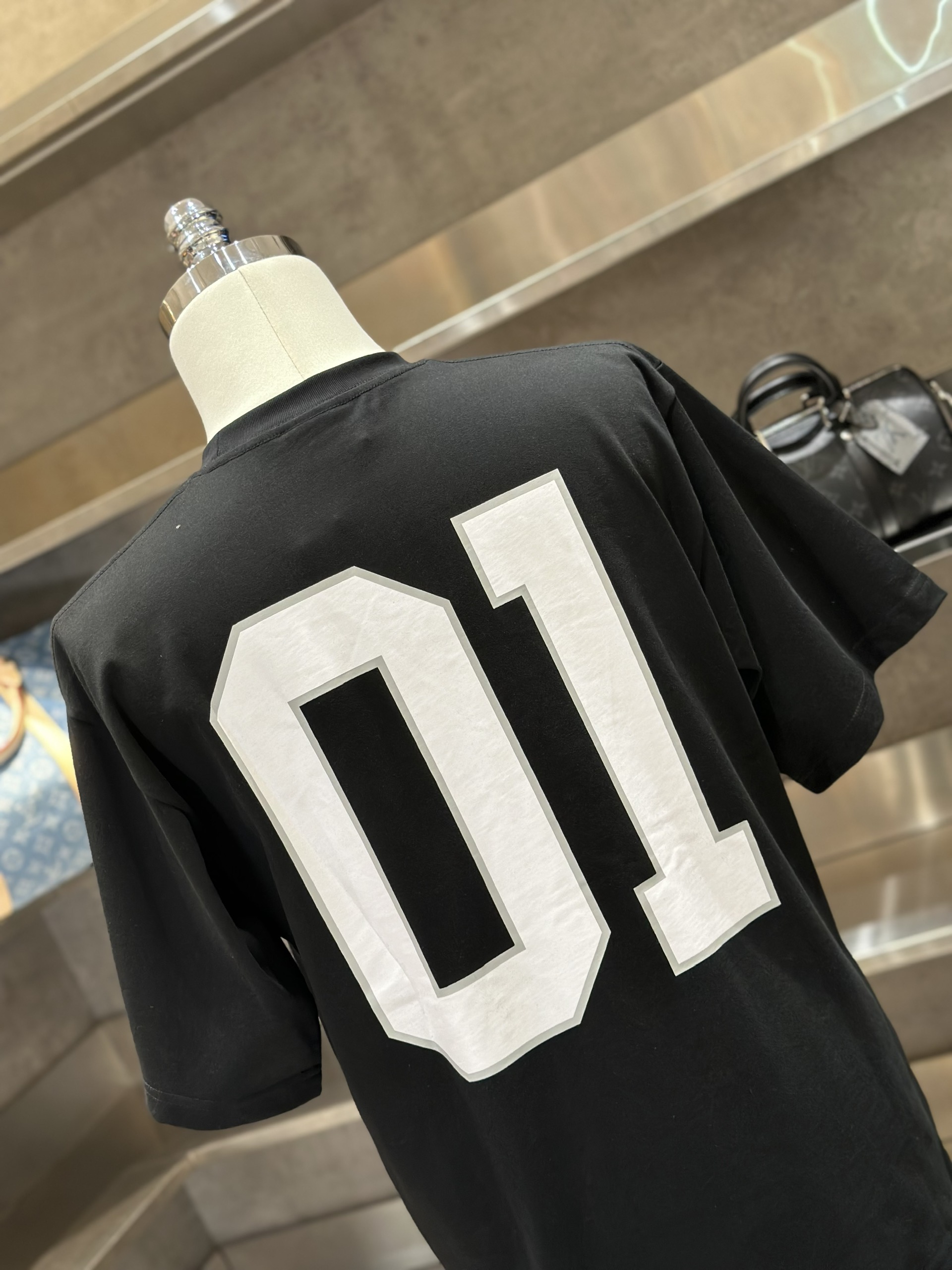 Áo phông T-shirt Balenciaga BB Đen logo chữ số 01 Trắng Like Auth VTN