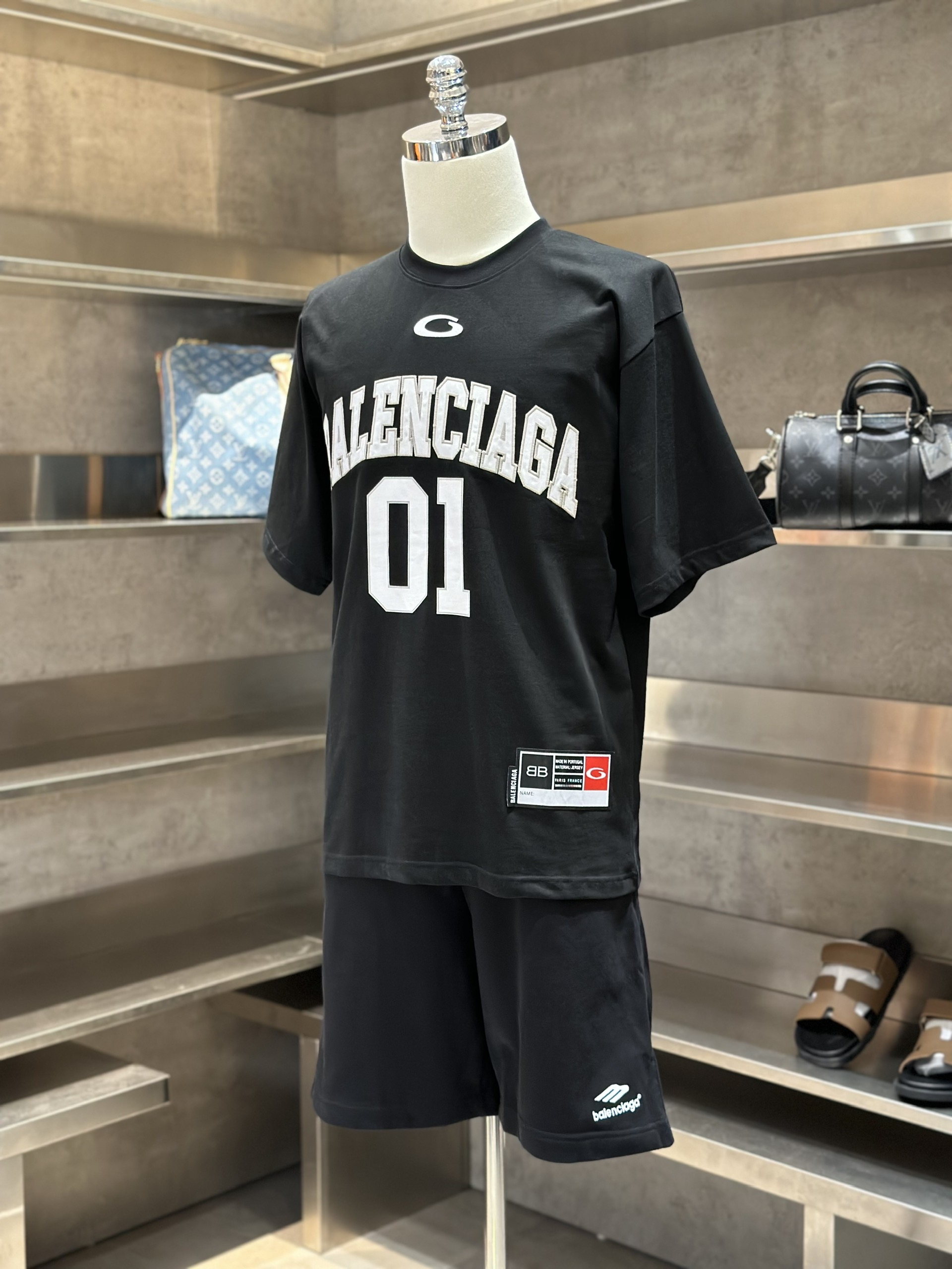 Áo phông T-shirt Balenciaga BB Đen logo chữ số 01 Trắng Like Auth VTN
