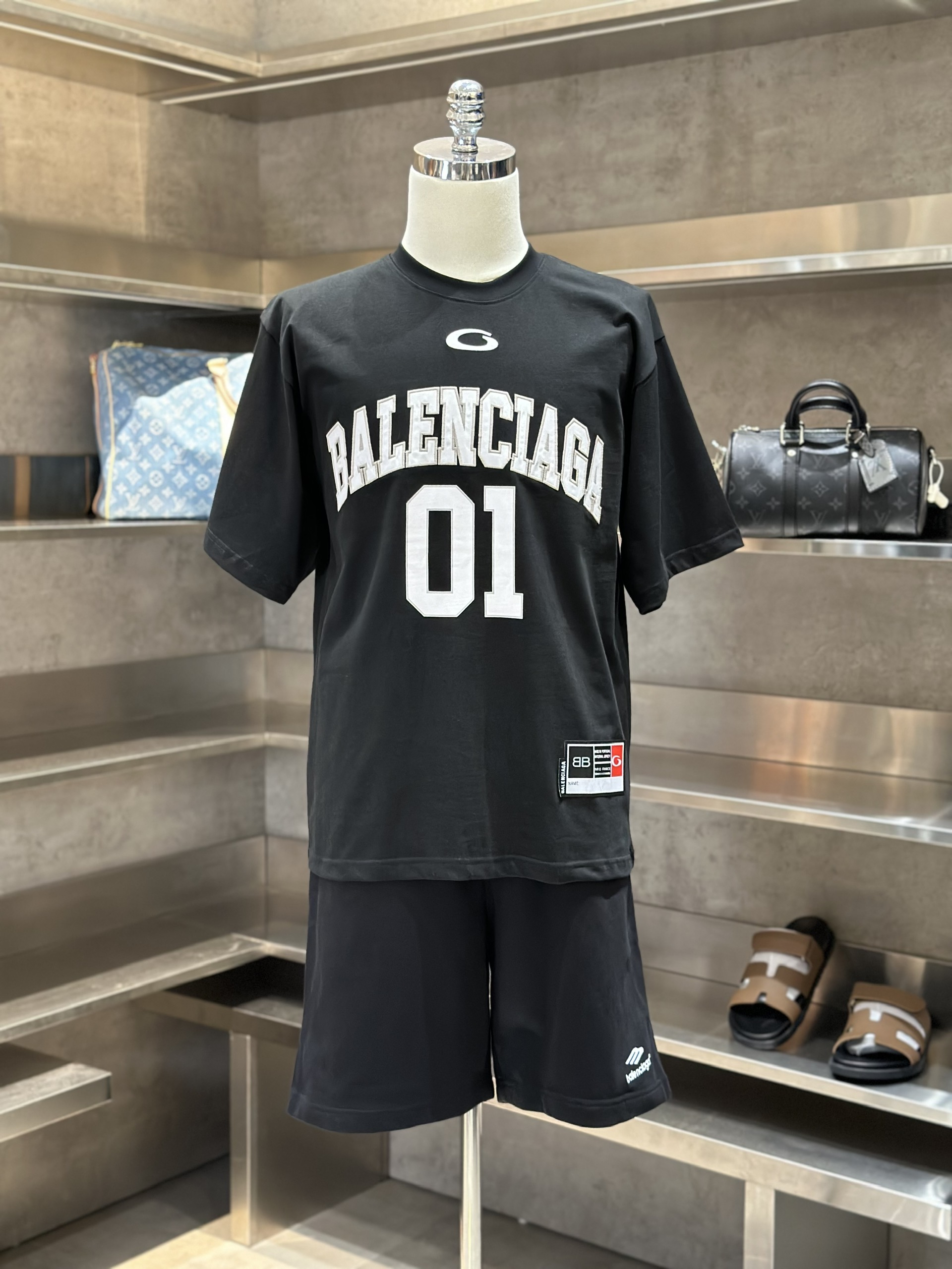 Áo phông T-shirt Balenciaga BB Đen logo chữ số 01 Trắng Like Auth VTN