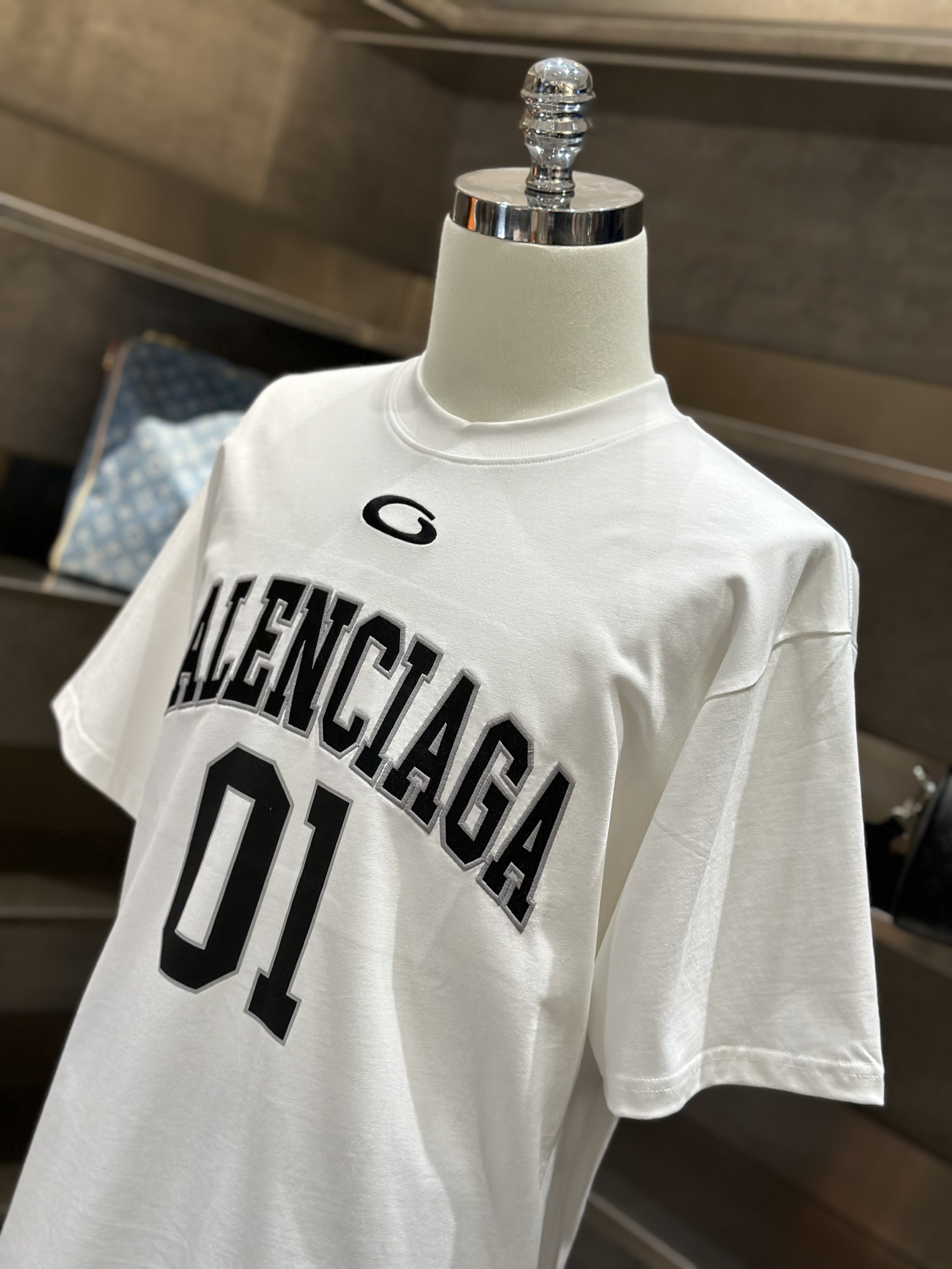 Áo phông T-shirt Balenciaga BB Trắng logo chữ số 01 Đen Like Auth VTN