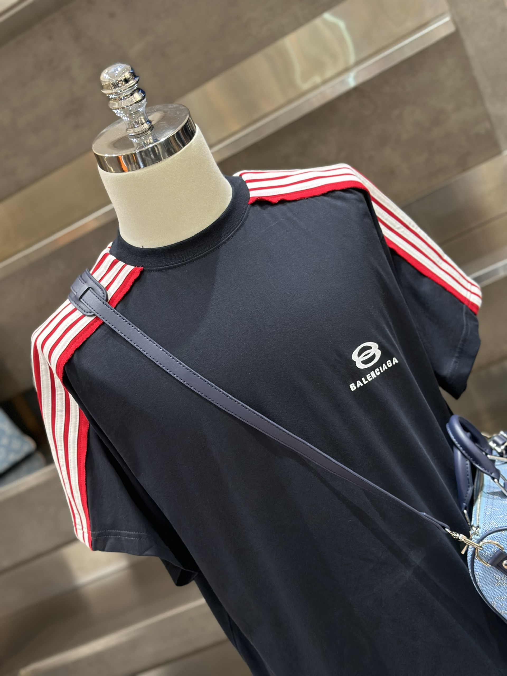 Áo phông T-shirt Balenciaga BB Đen kẻ sọc vai Trắng Đỏ Like Auth VTN