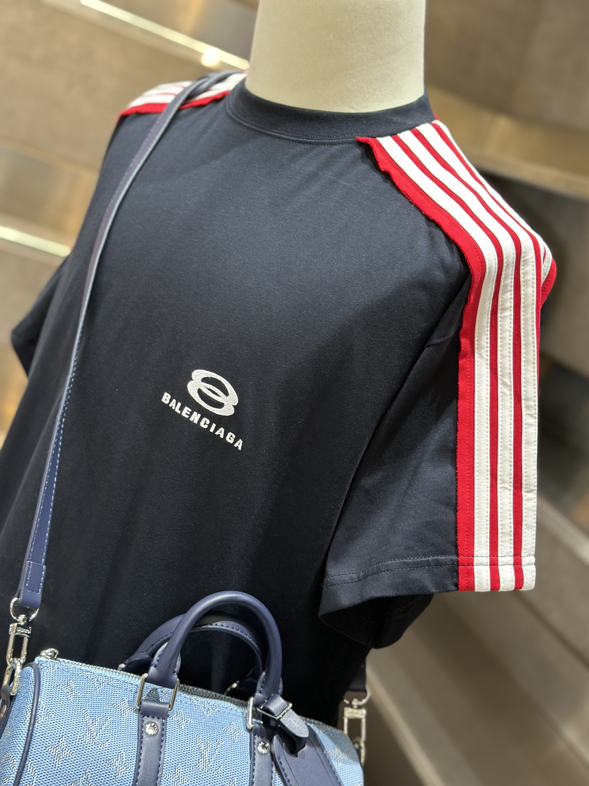 Áo phông T-shirt Balenciaga BB Đen kẻ sọc vai Trắng Đỏ Like Auth VTN