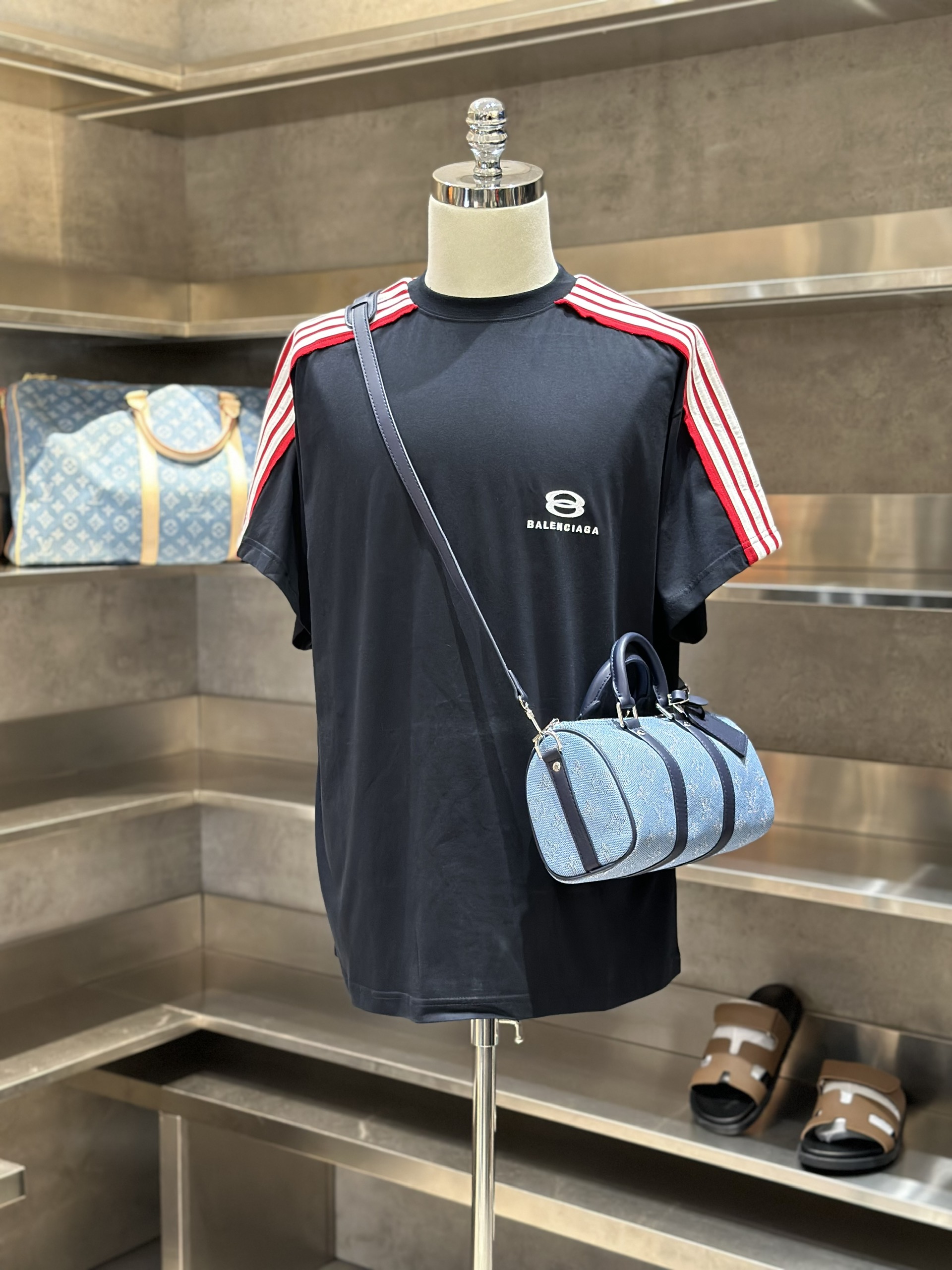 Áo phông T-shirt Balenciaga BB Đen kẻ sọc vai Trắng Đỏ Like Auth VTN