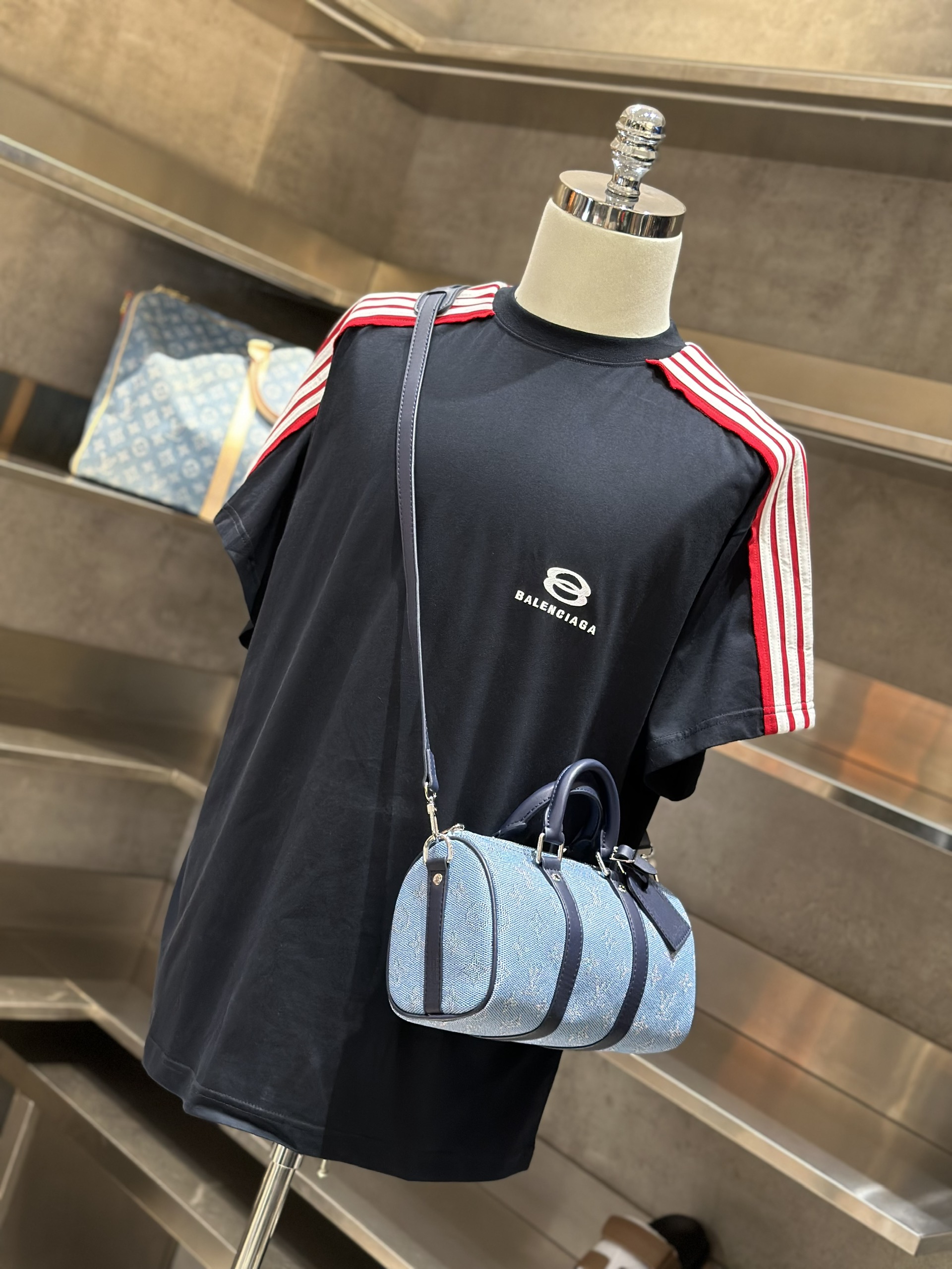 Áo phông T-shirt Balenciaga BB Đen kẻ sọc vai Trắng Đỏ Like Auth VTN