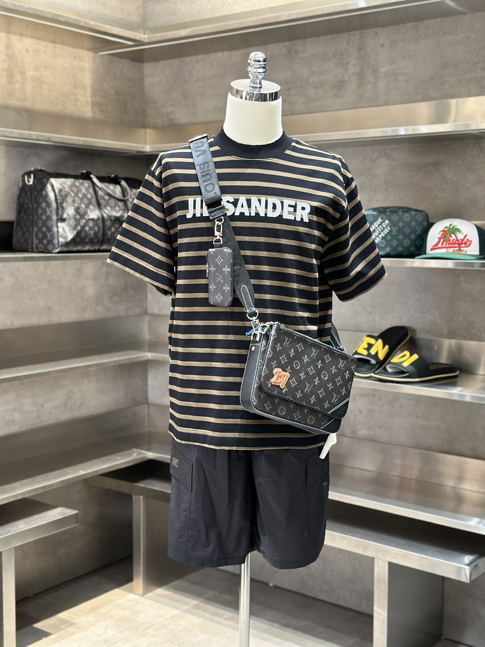Áo phông T-shirt Jil Sander kẻ sọc Đen Nâu logo chữ Xám nhũ ngực Like Auth VTN