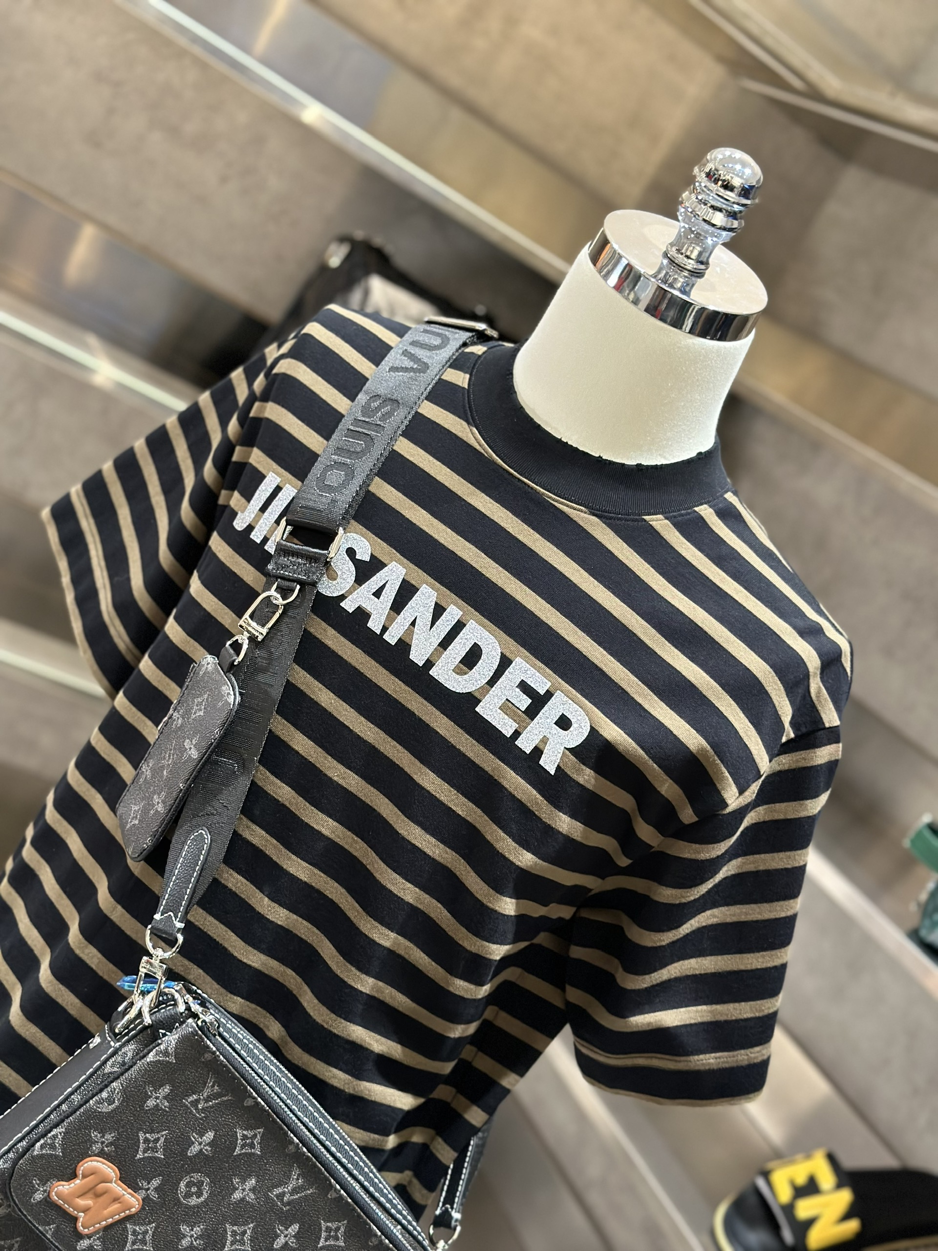 Áo phông T-shirt Jil Sander kẻ sọc Đen Nâu logo chữ Xám nhũ ngực Like Auth VTN