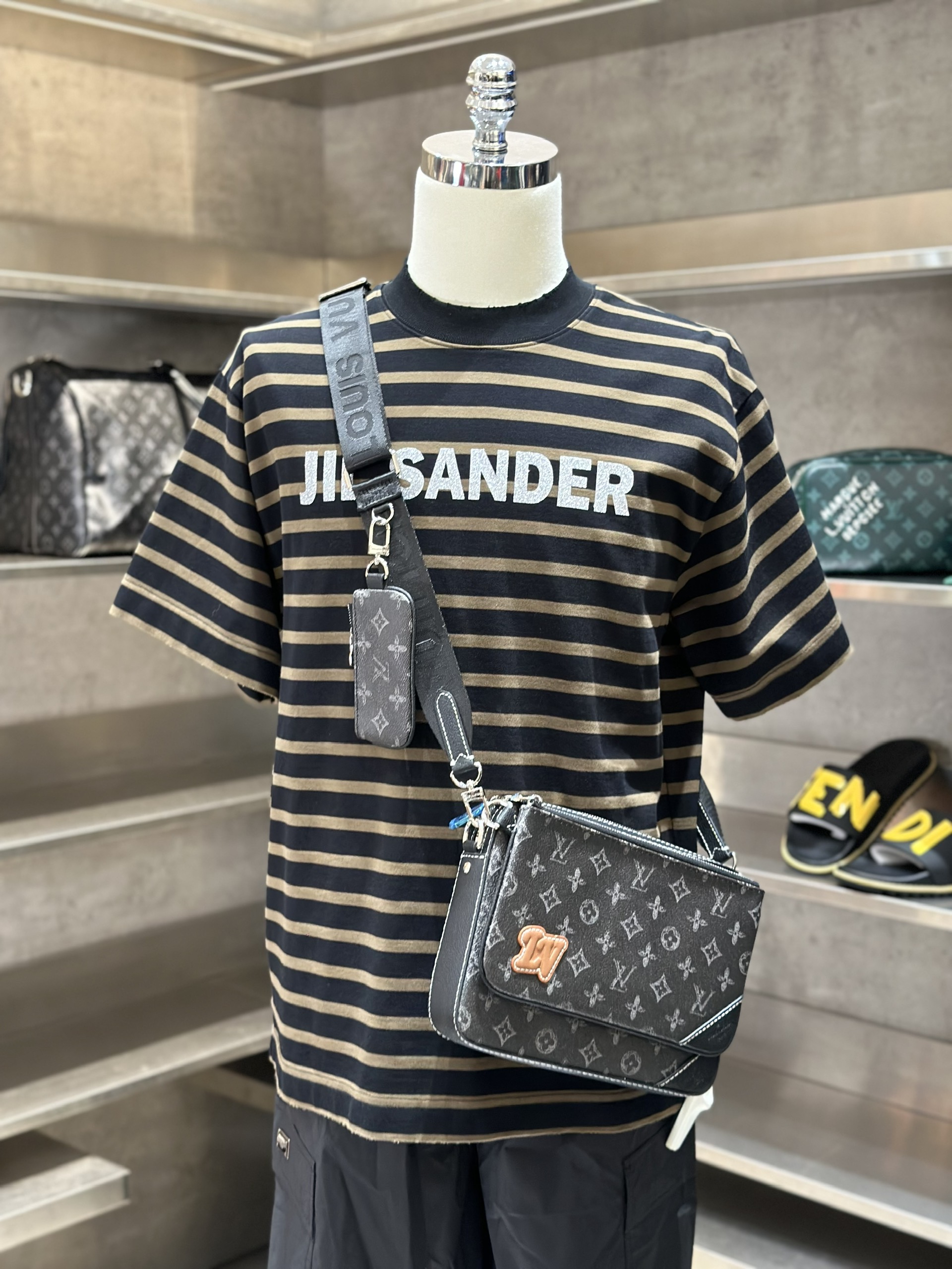 Áo phông T-shirt Jil Sander kẻ sọc Đen Nâu logo chữ Xám nhũ ngực Like Auth VTN