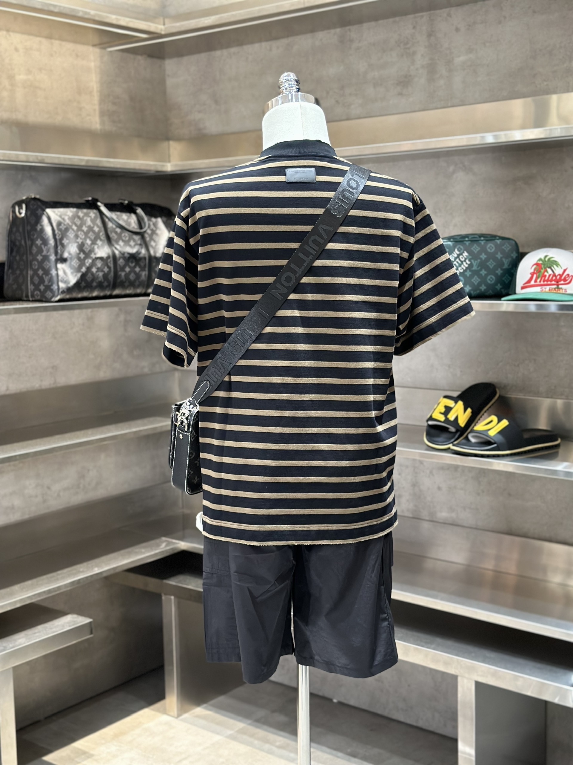 Áo phông T-shirt Jil Sander kẻ sọc Đen Nâu logo chữ Xám nhũ ngực Like Auth VTN