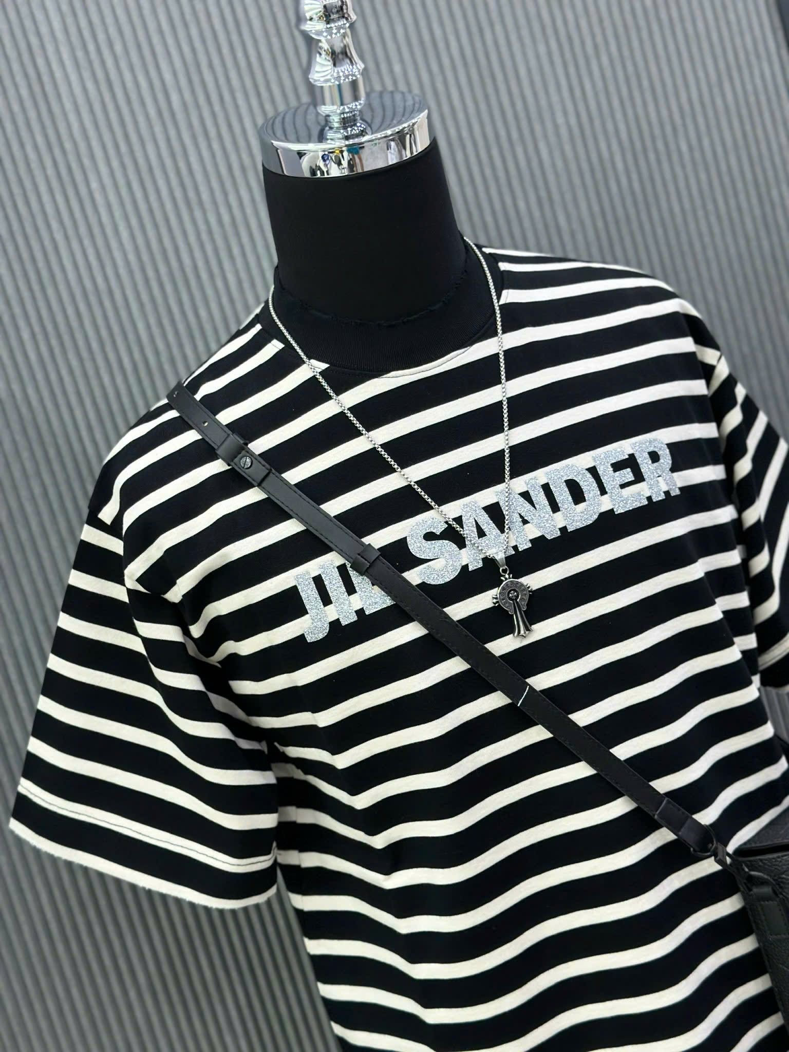 Áo phông T-shirt Jil Sander kẻ sọc Đen Trắng logo chữ Xám nhũ ngực Like Auth VTN