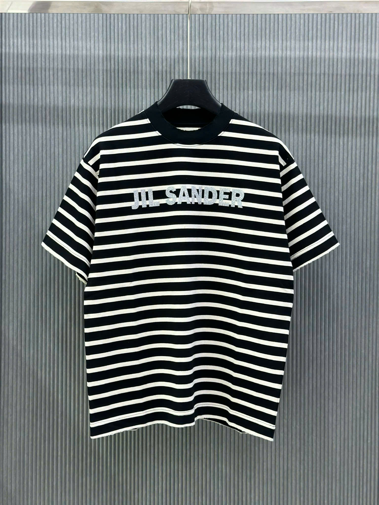 Áo phông T-shirt Jil Sander kẻ sọc Đen Trắng logo chữ Xám nhũ ngực Like Auth VTN