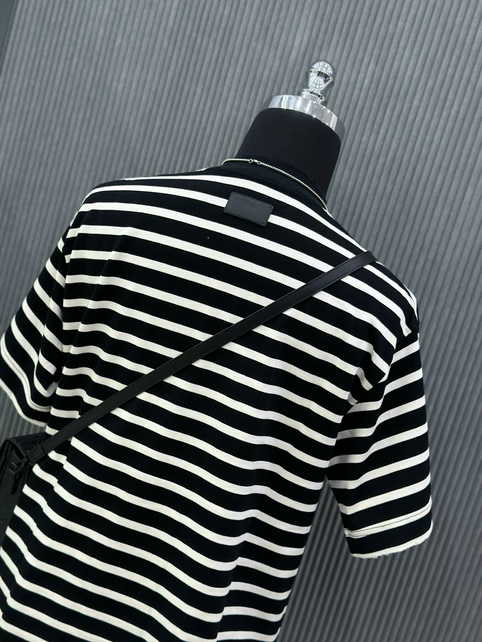 Áo phông T-shirt Jil Sander kẻ sọc Đen Trắng logo chữ Xám nhũ ngực Like Auth VTN