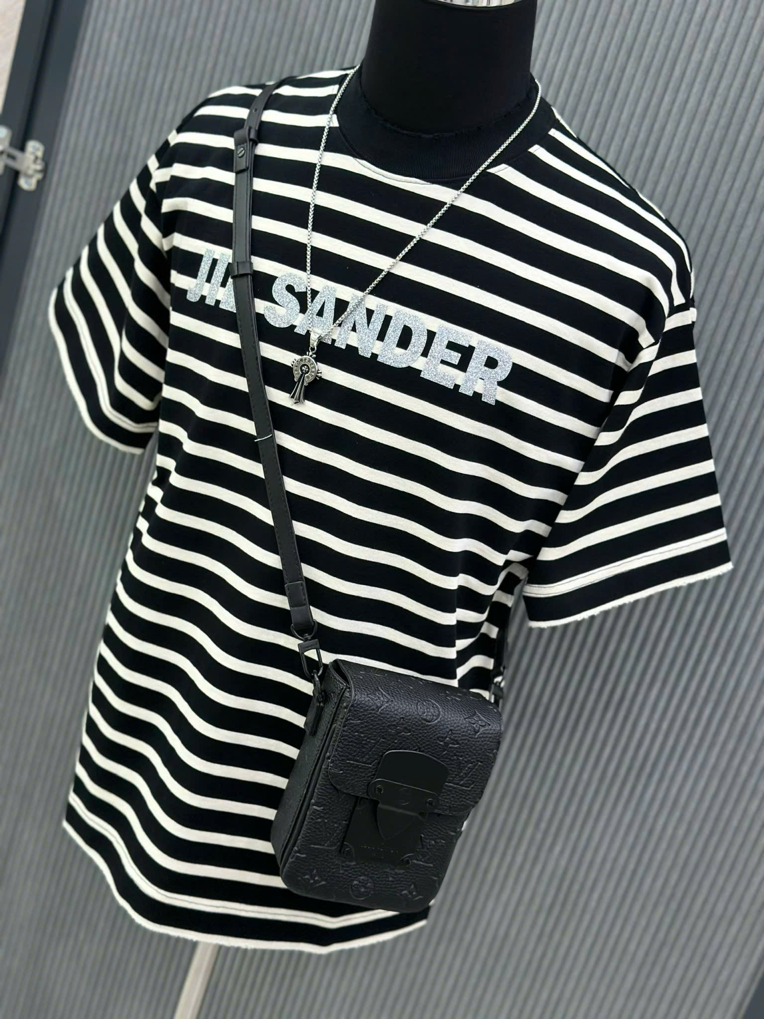 Áo phông T-shirt Jil Sander kẻ sọc Đen Trắng logo chữ Xám nhũ ngực Like Auth VTN