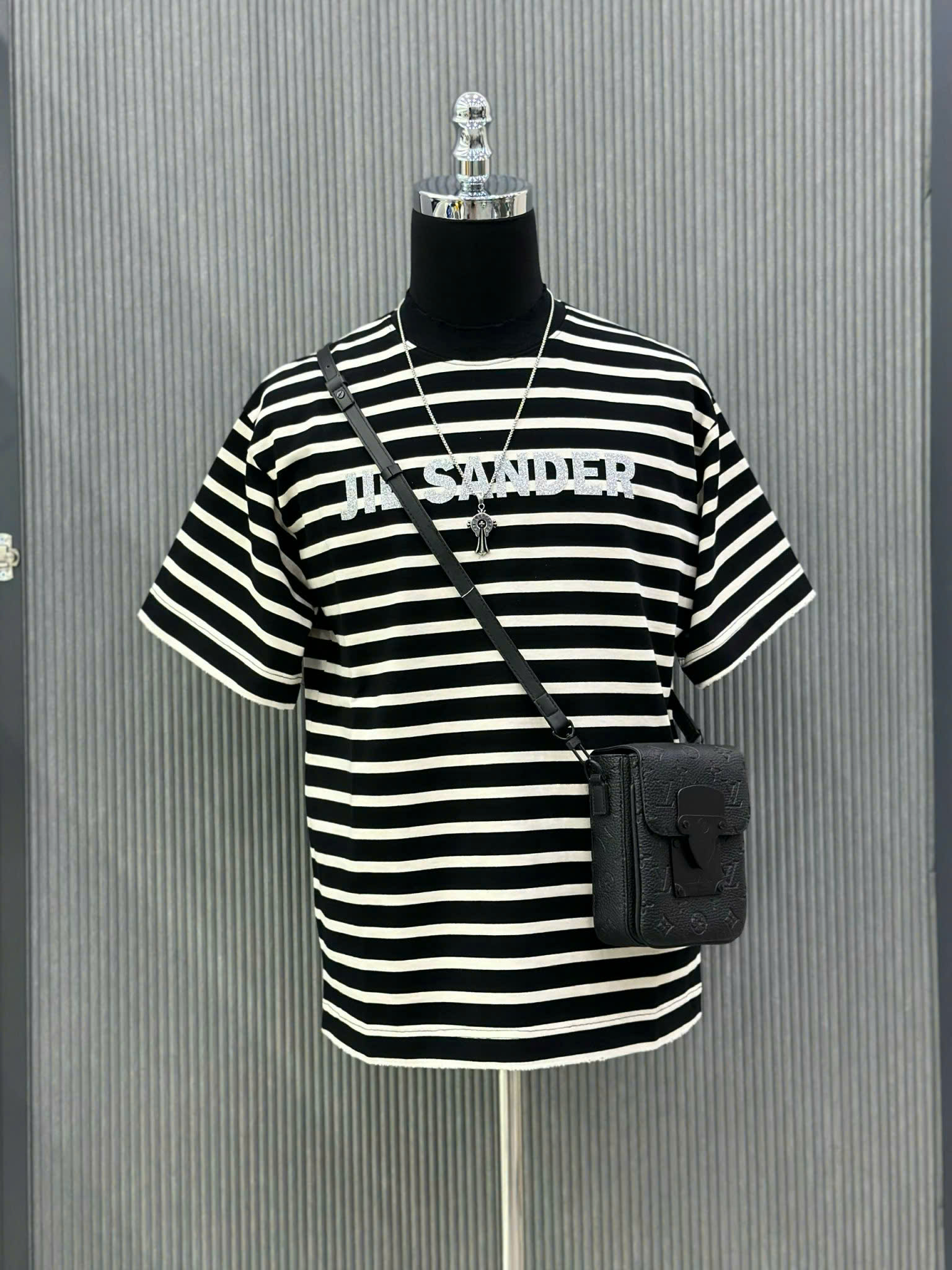 Áo phông T-shirt Jil Sander kẻ sọc Đen Trắng logo chữ Xám nhũ ngực Like Auth VTN