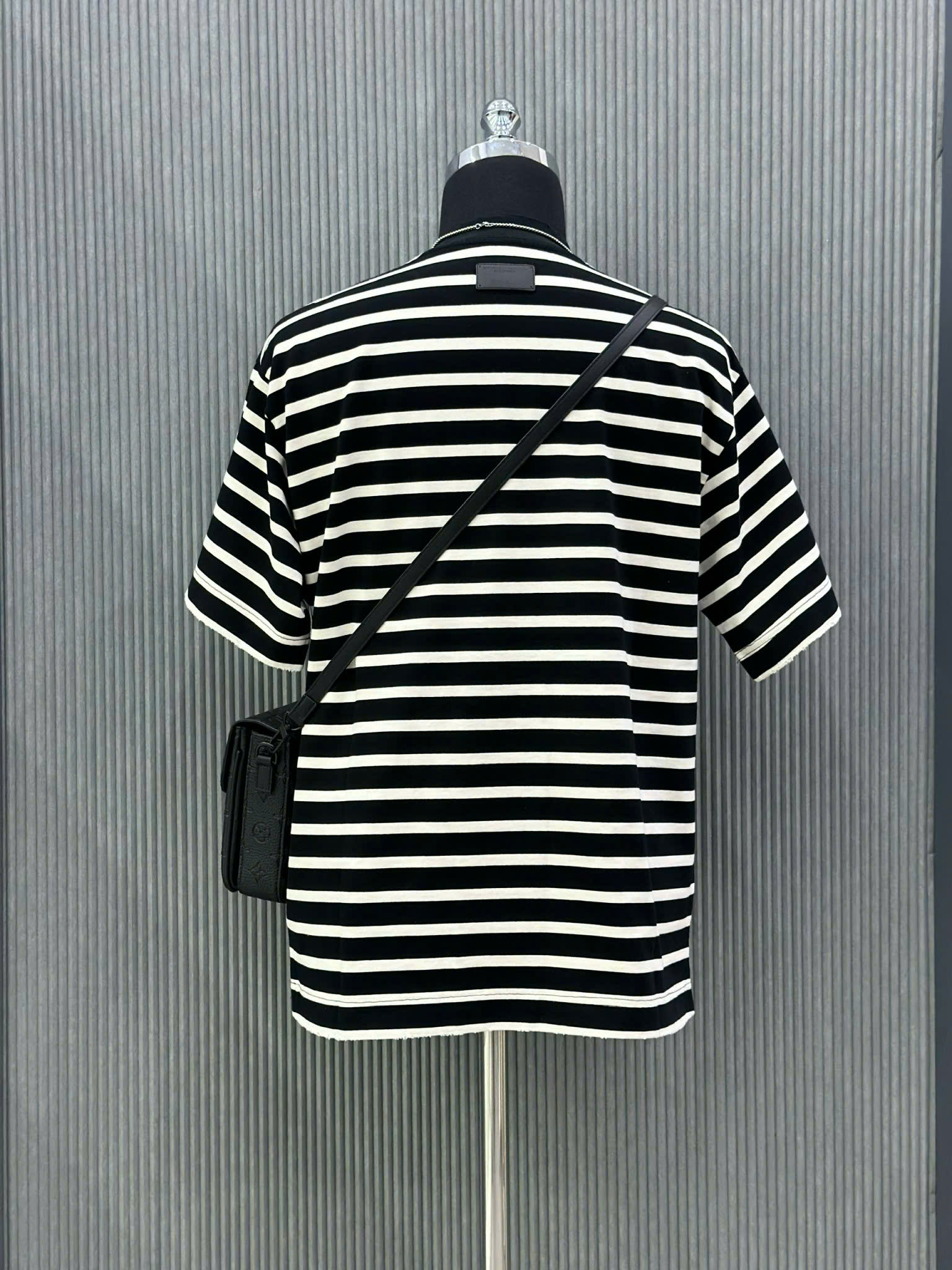 Áo phông T-shirt Jil Sander kẻ sọc Đen Trắng logo chữ Xám nhũ ngực Like Auth VTN