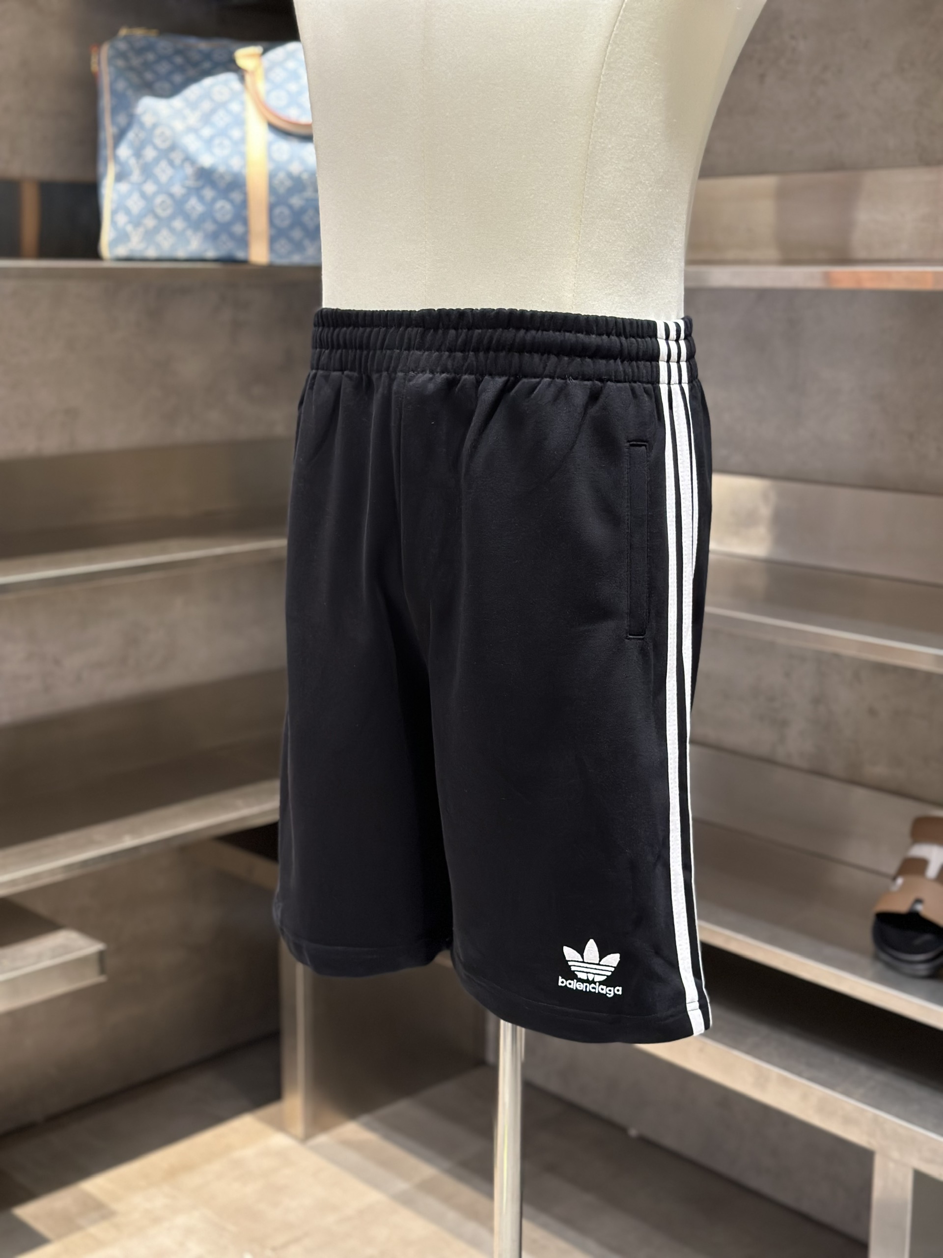 Quần short nỉ Adidas A x Balenciaga BB Đen logo kẻ sọc sườn Trắng Like Auth VTN