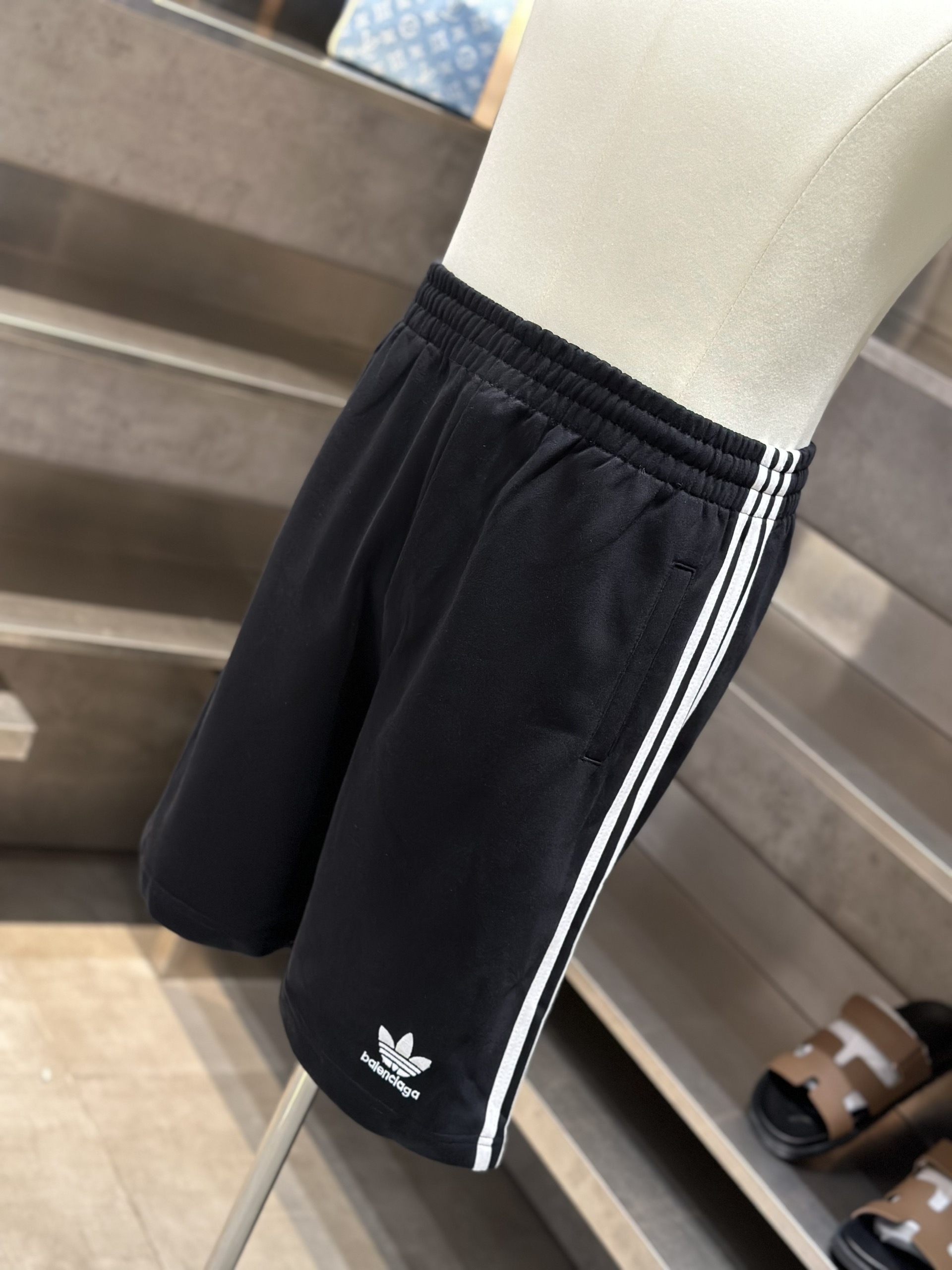 Quần short nỉ Adidas A x Balenciaga BB Đen logo kẻ sọc sườn Trắng Like Auth VTN