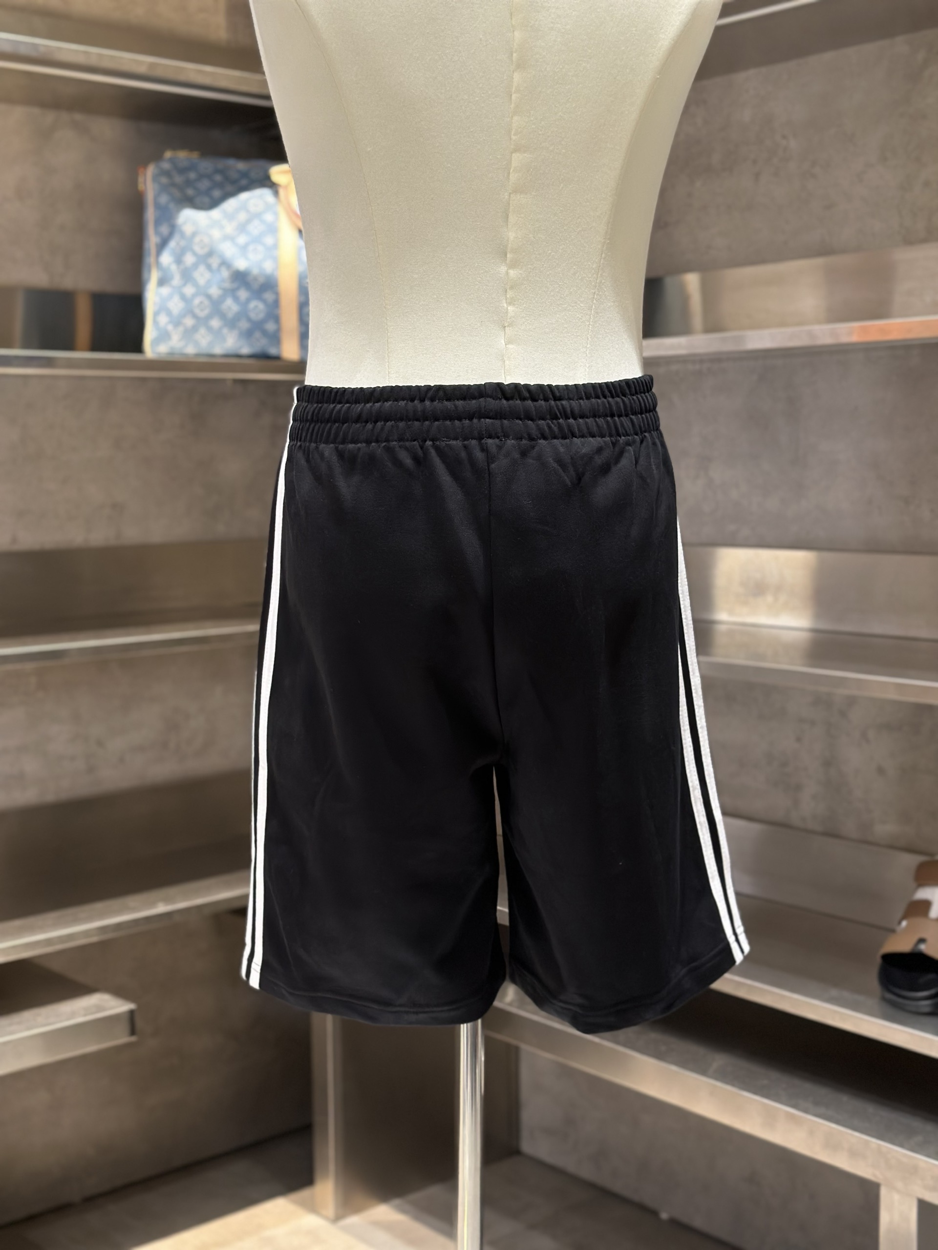 Quần short nỉ Adidas A x Balenciaga BB Đen logo kẻ sọc sườn Trắng Like Auth VTN