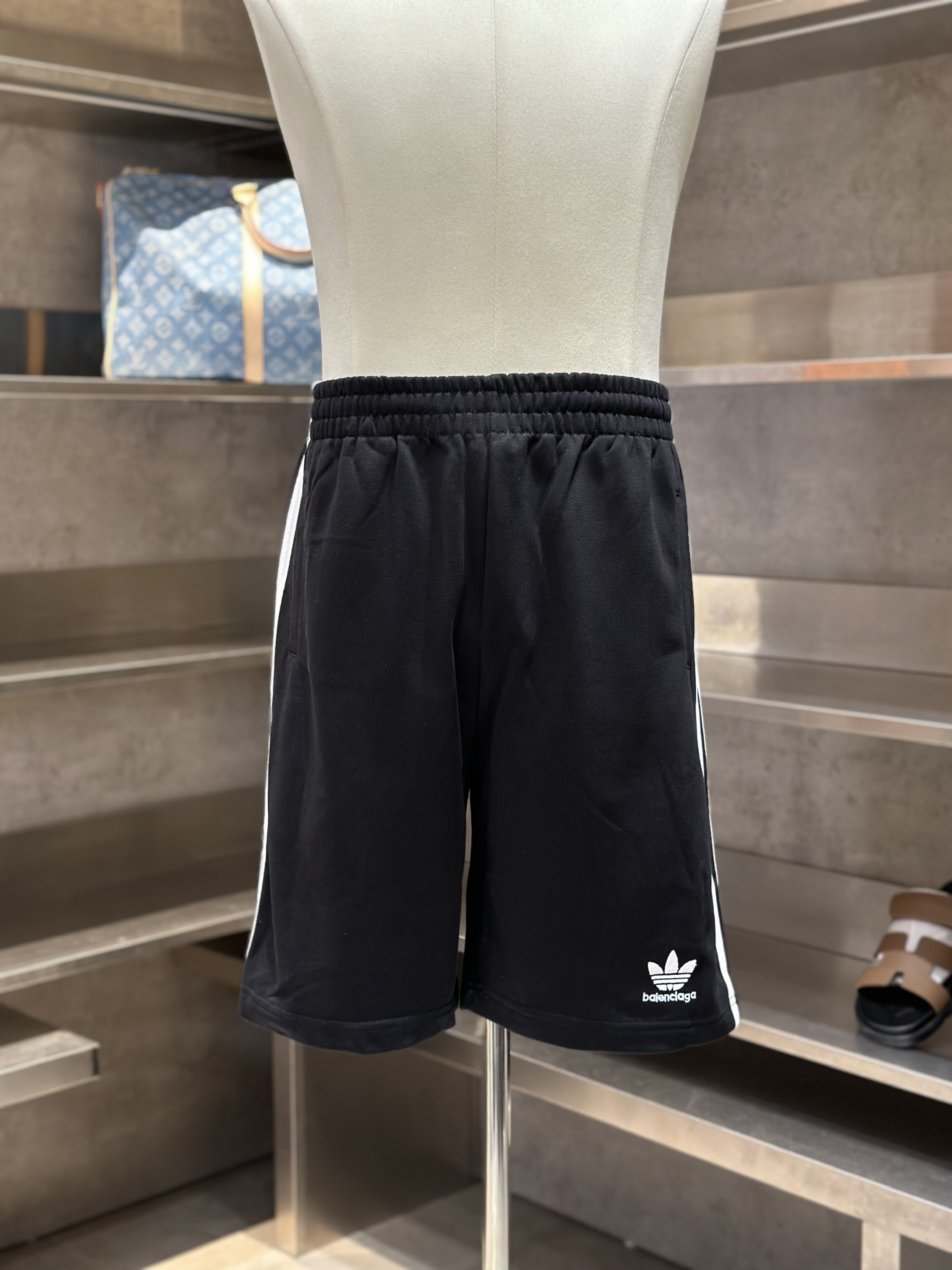Quần short nỉ Adidas A x Balenciaga BB Đen logo kẻ sọc sườn Trắng Like Auth VTN