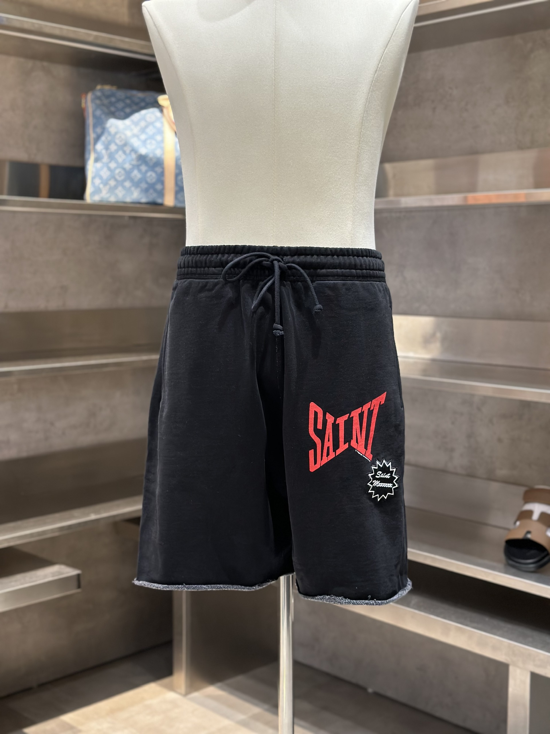 Quần short nỉ Saint Laurent YSL Đen logo chữ Đỏ Like Auth VTN