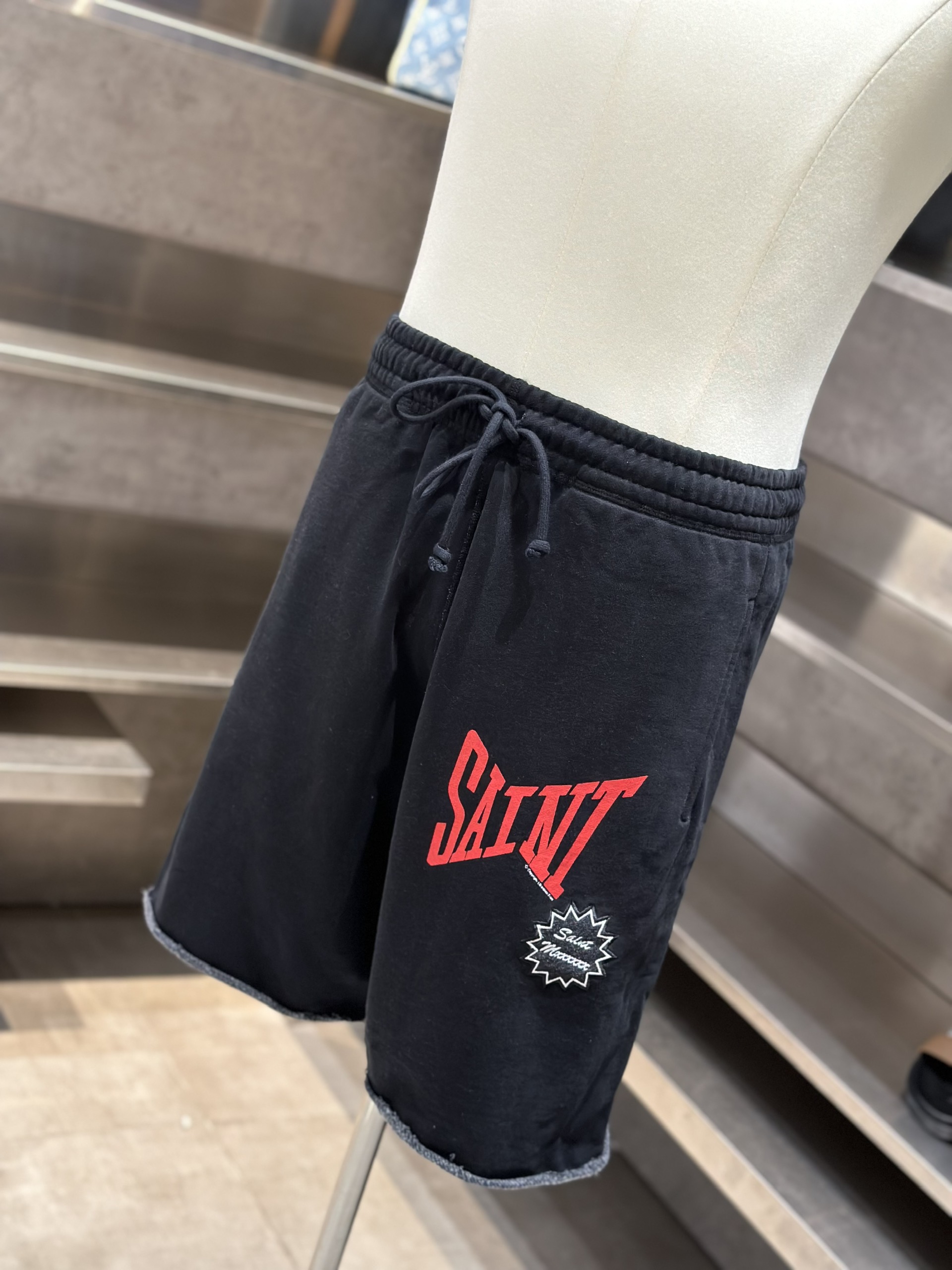 Quần short nỉ Saint Laurent YSL Đen logo chữ Đỏ Like Auth VTN