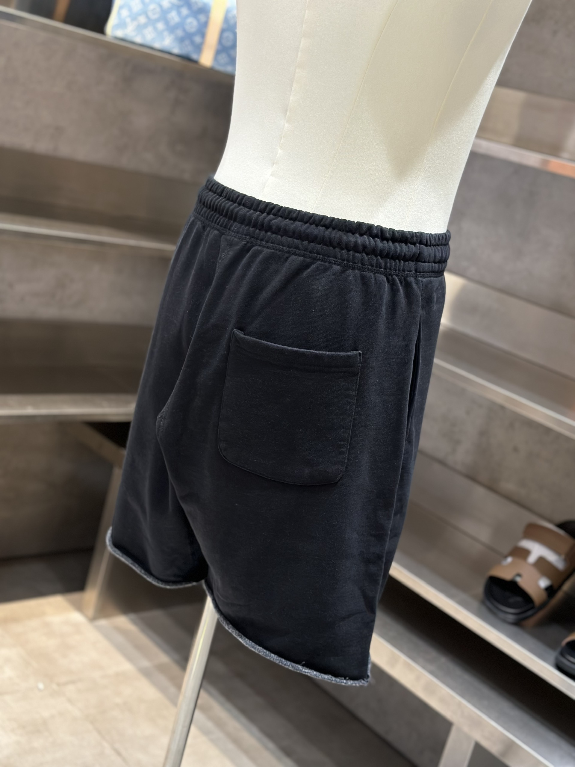 Quần short nỉ Saint Laurent YSL Đen logo chữ Đỏ Like Auth VTN