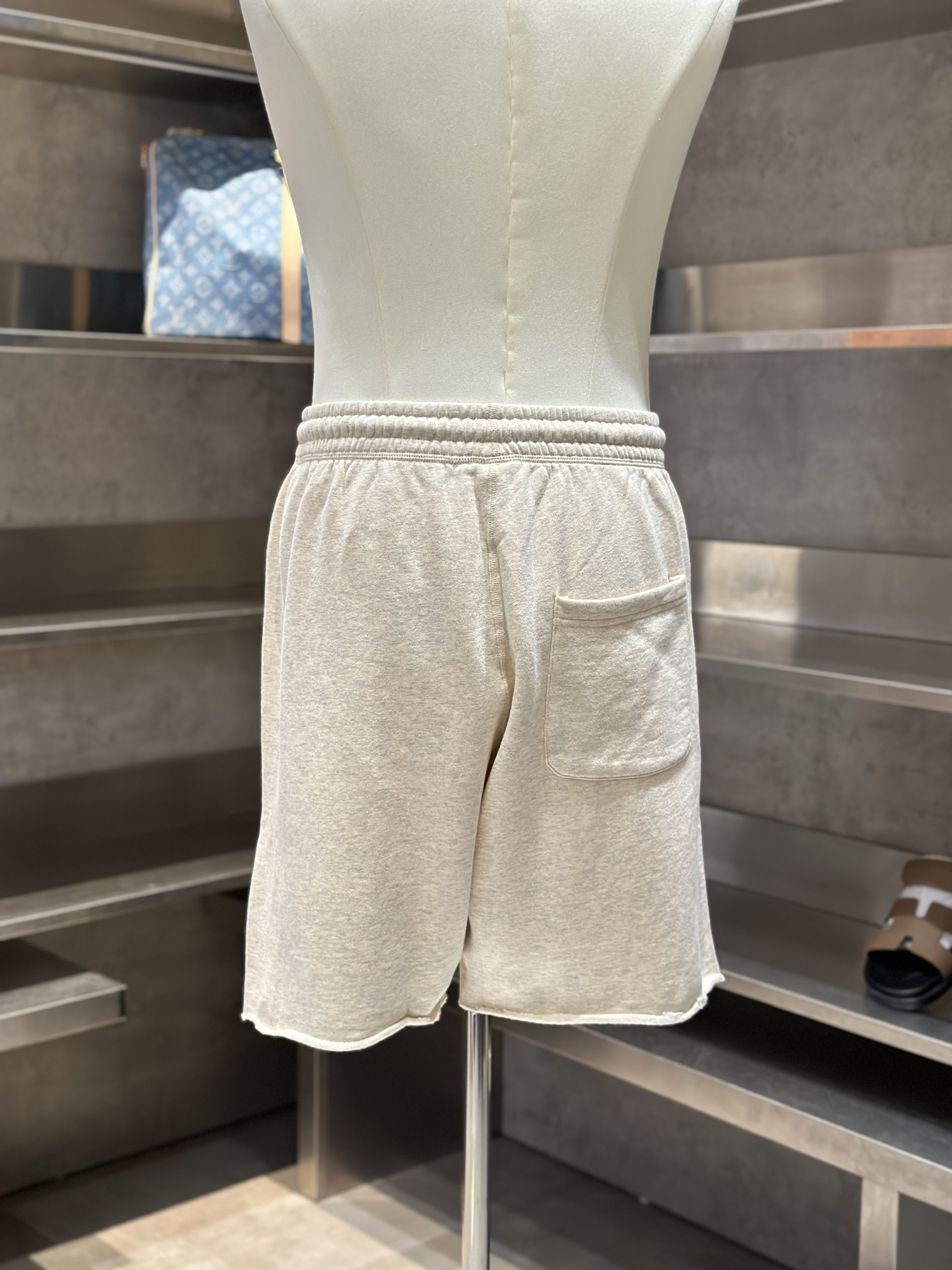 Quần short nỉ Saint Laurent YSL Be logo chữ Đỏ Like Auth VTN