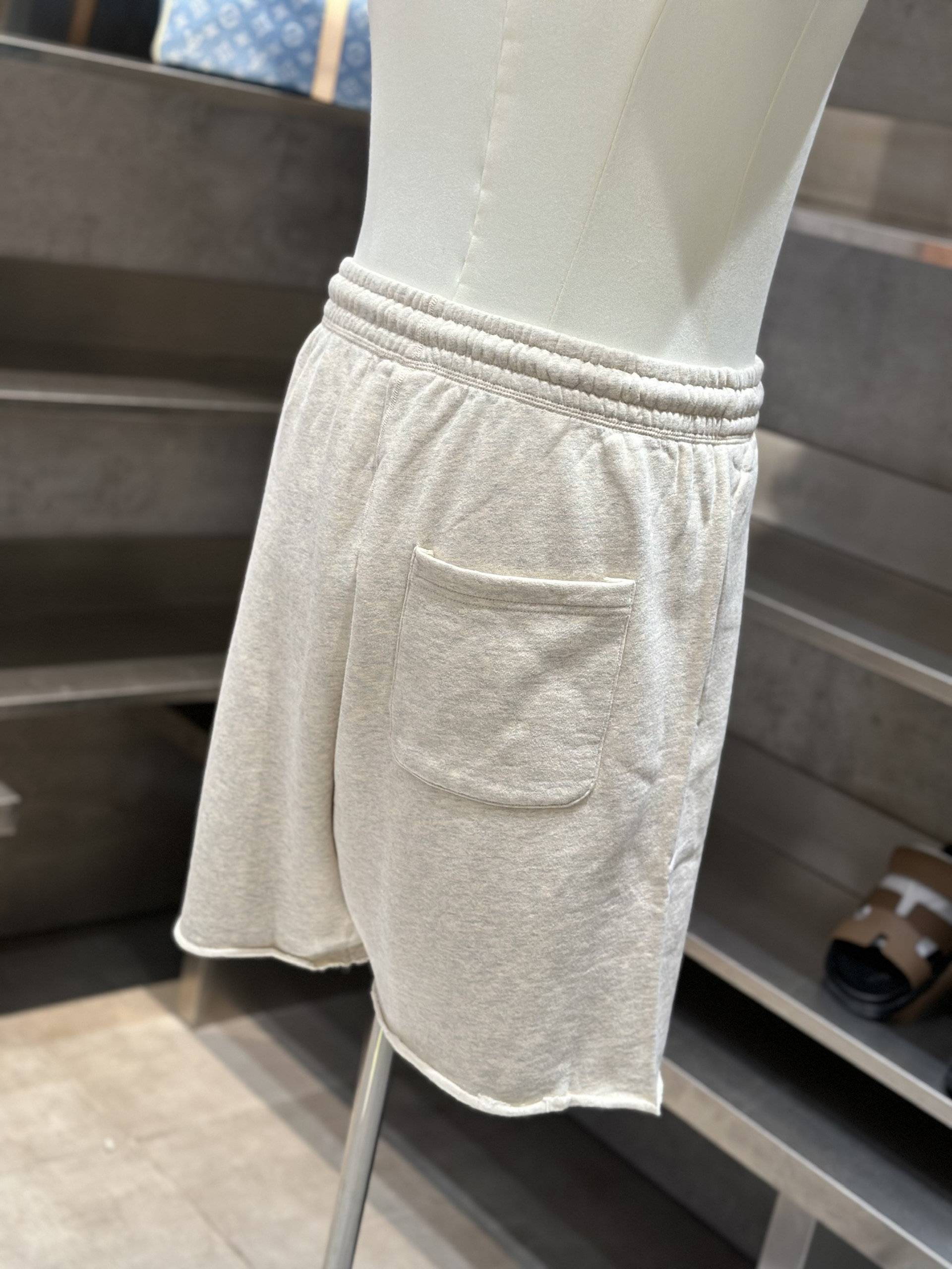 Quần short nỉ Saint Laurent YSL Be logo chữ Đỏ Like Auth VTN