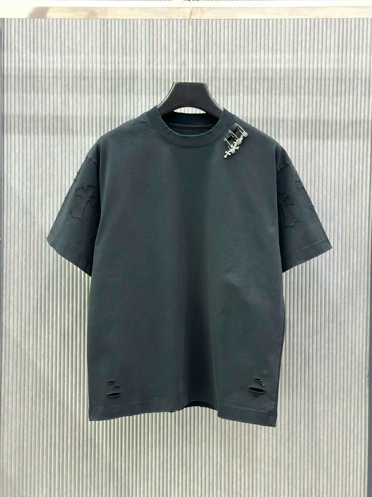 Áo phông T-shirt Chrome Heart CH Đen rách logo thêu tay phối ghim băng cổ Like Auth VTN