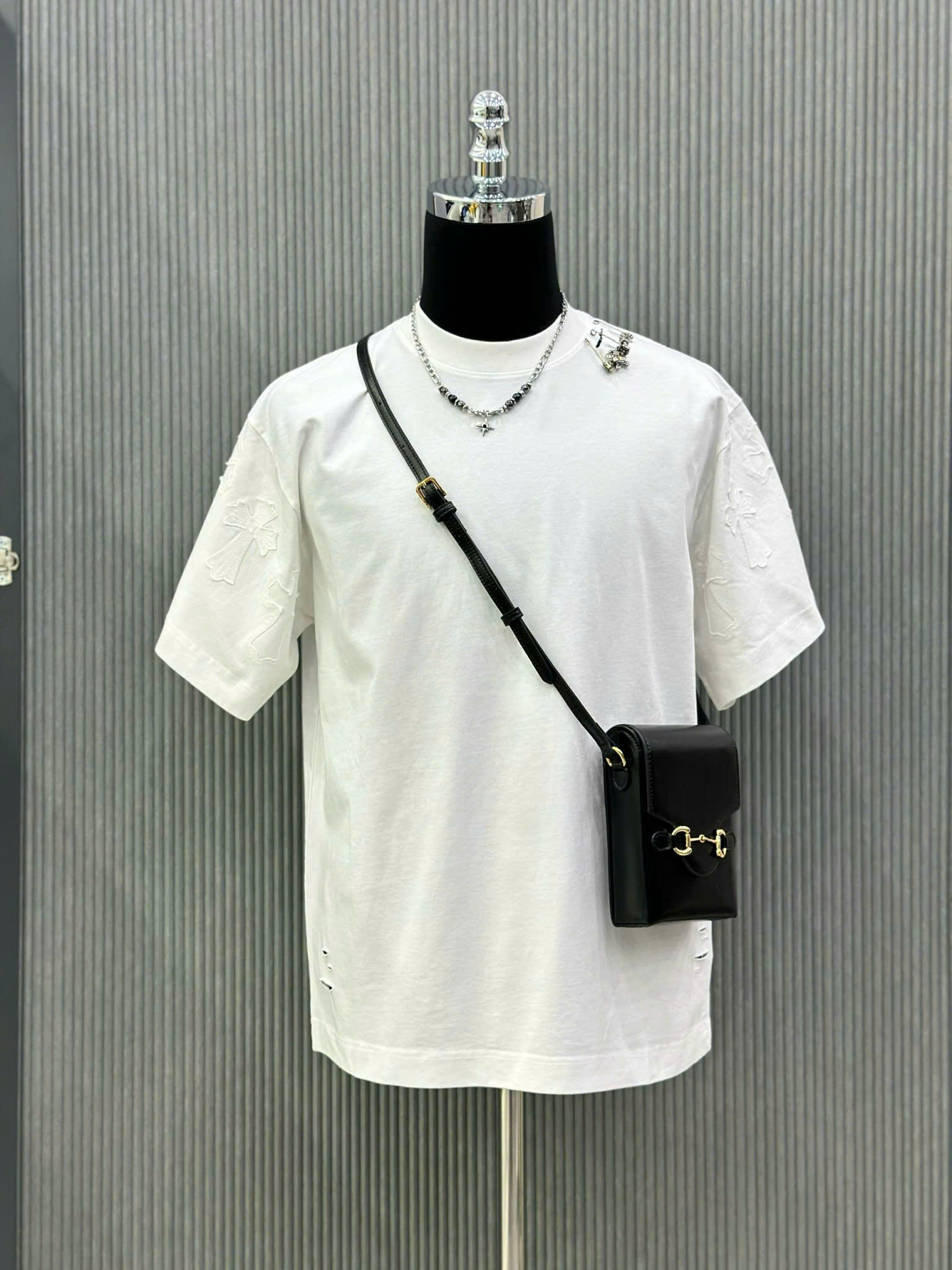 Áo phông T-shirt Chrome Heart CH Trắng rách logo thêu tay phối ghim băng cổ Like Auth VTN