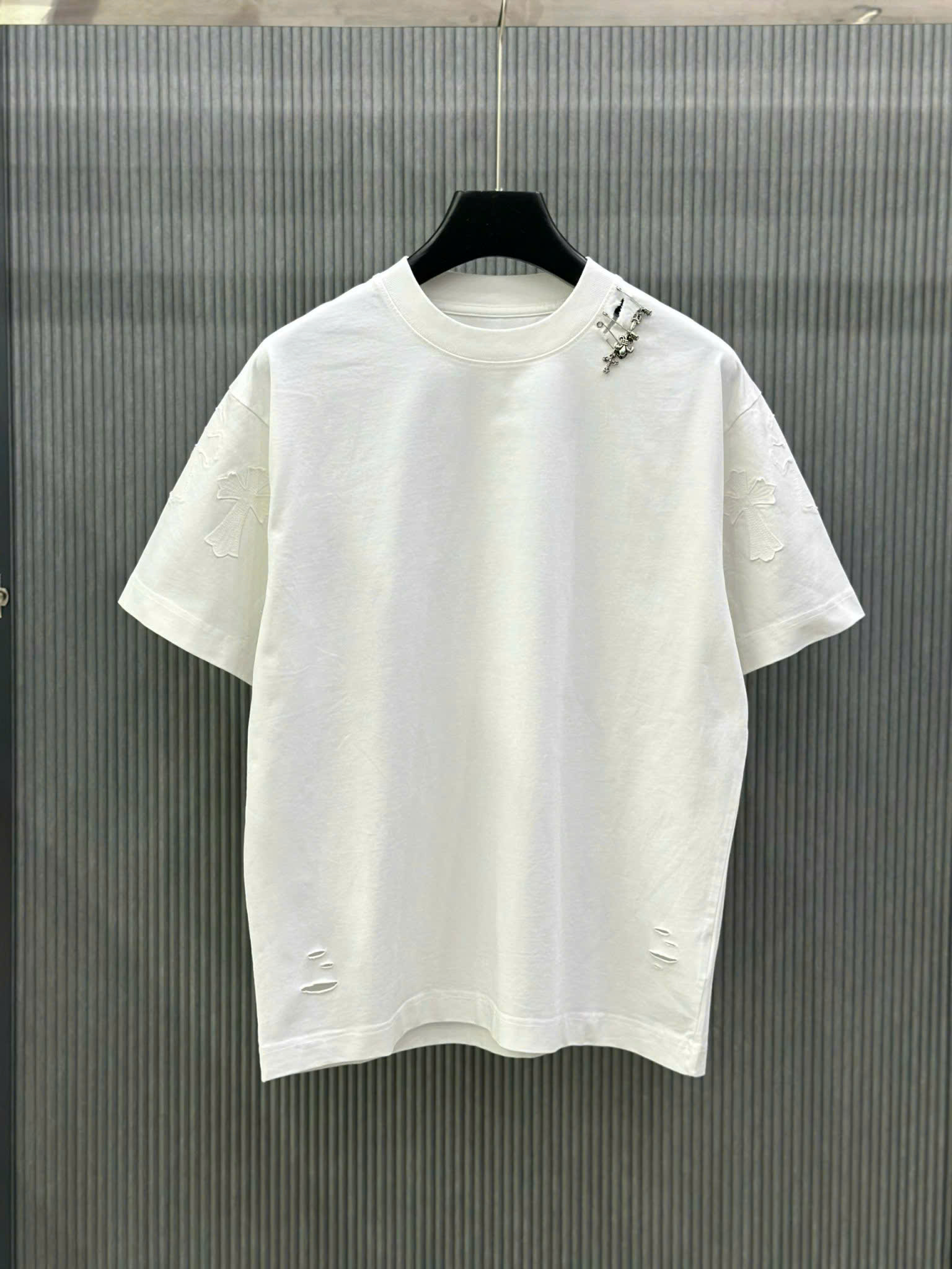 Áo phông T-shirt Chrome Heart CH Trắng rách logo thêu tay phối ghim băng cổ Like Auth VTN