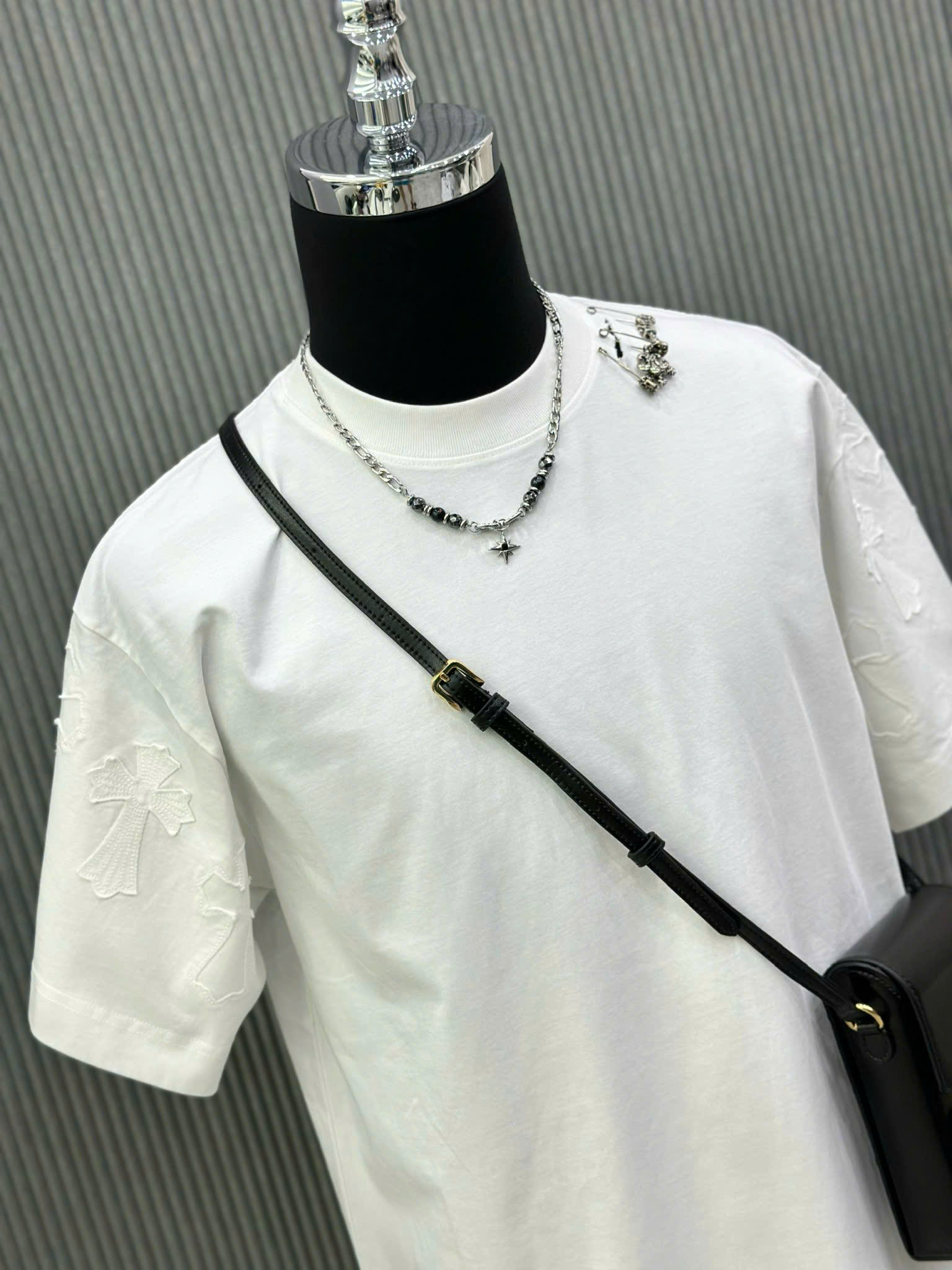 Áo phông T-shirt Chrome Heart CH Trắng rách logo thêu tay phối ghim băng cổ Like Auth VTN