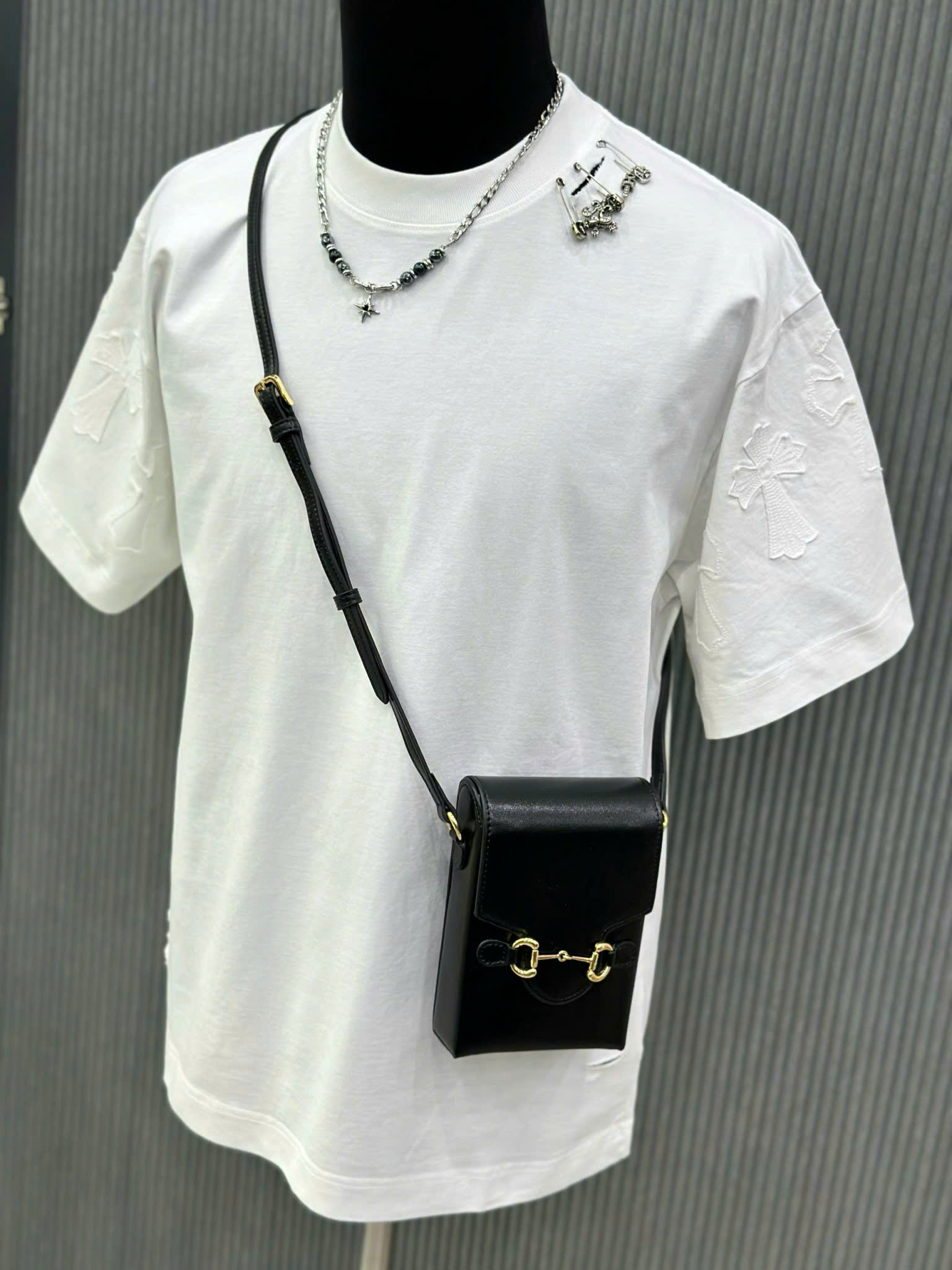 Áo phông T-shirt Chrome Heart CH Trắng rách logo thêu tay phối ghim băng cổ Like Auth VTN