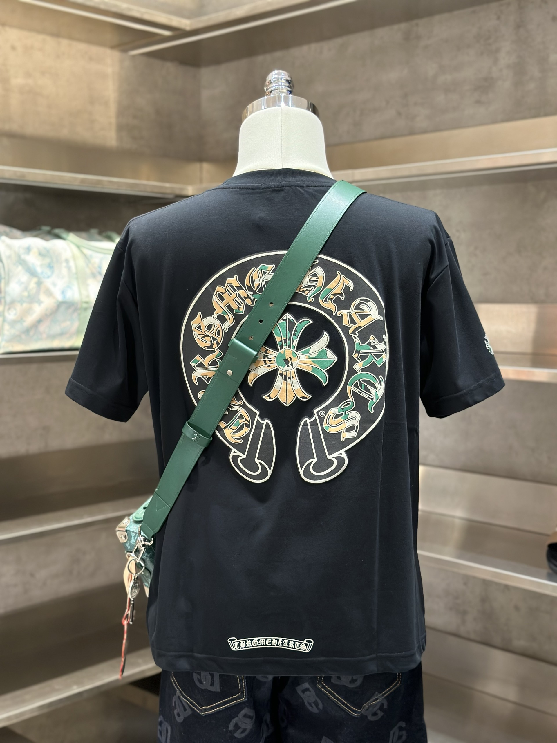 Áo phông T-shirt Chrome Heart CH Đen logo chữ thập tròn loang màu Xanh Vàng lưng túi ngực Like Auth VTN