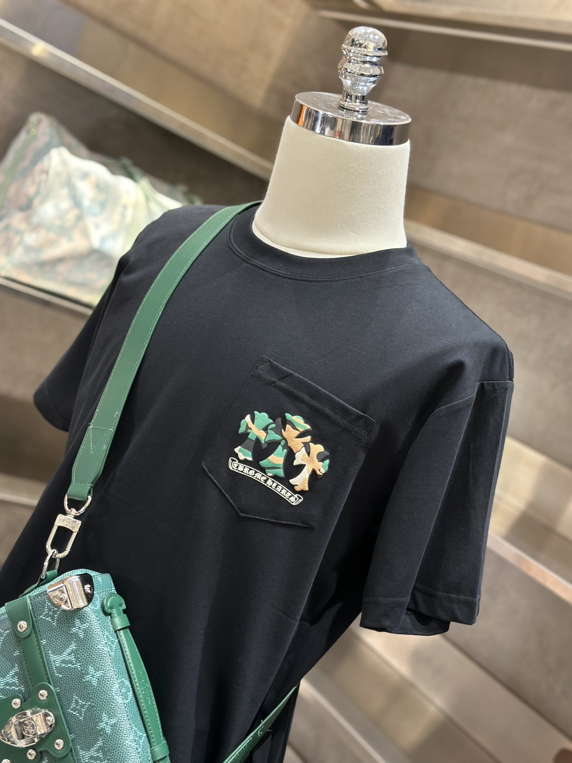 Áo phông T-shirt Chrome Heart CH Đen logo chữ thập tròn loang màu Xanh Vàng lưng túi ngực Like Auth VTN