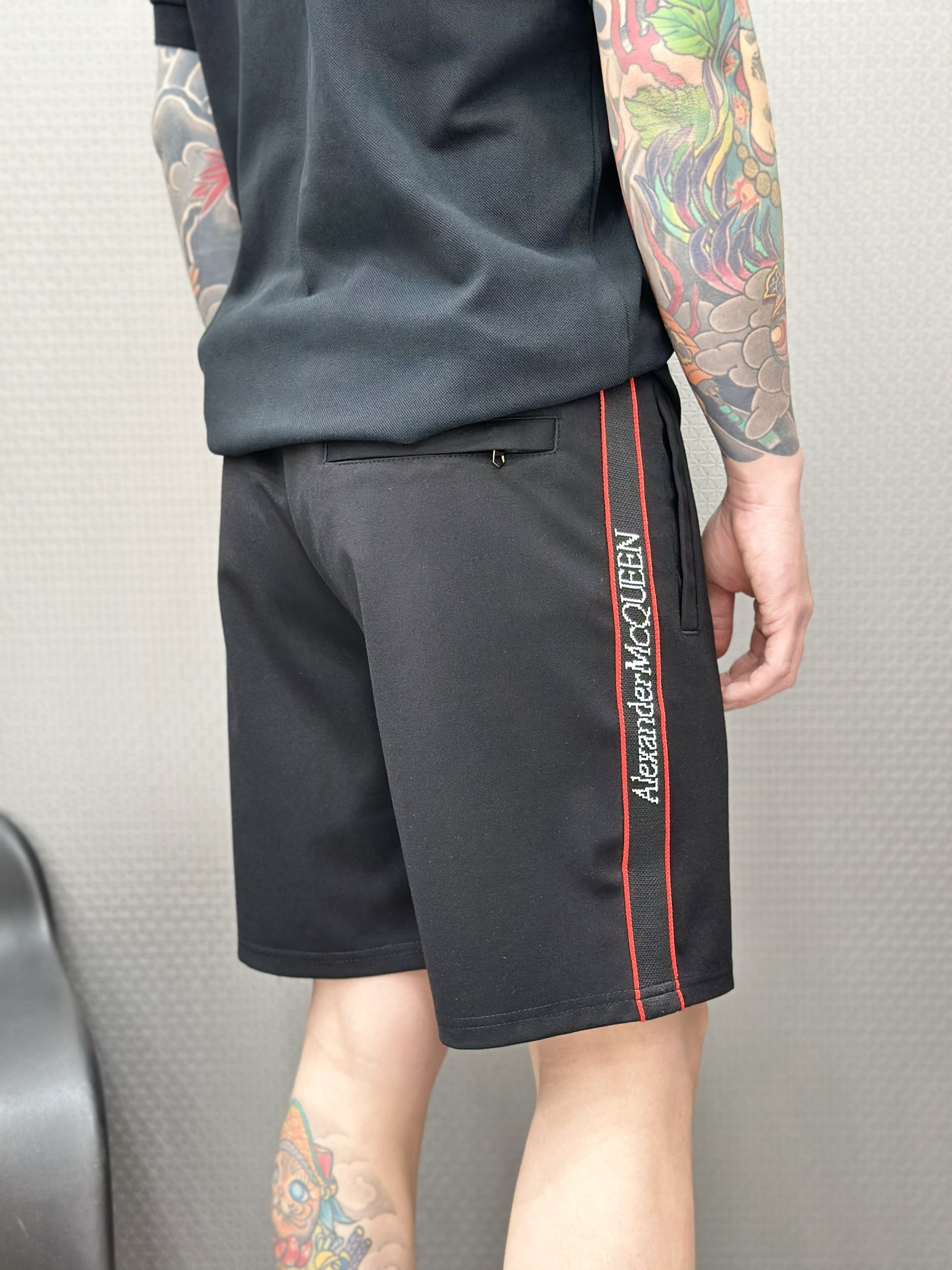 Quần short nỉ McQueen MCQ Đen lgoo kẻ sọc Đỏ sườn Like Auth VTN