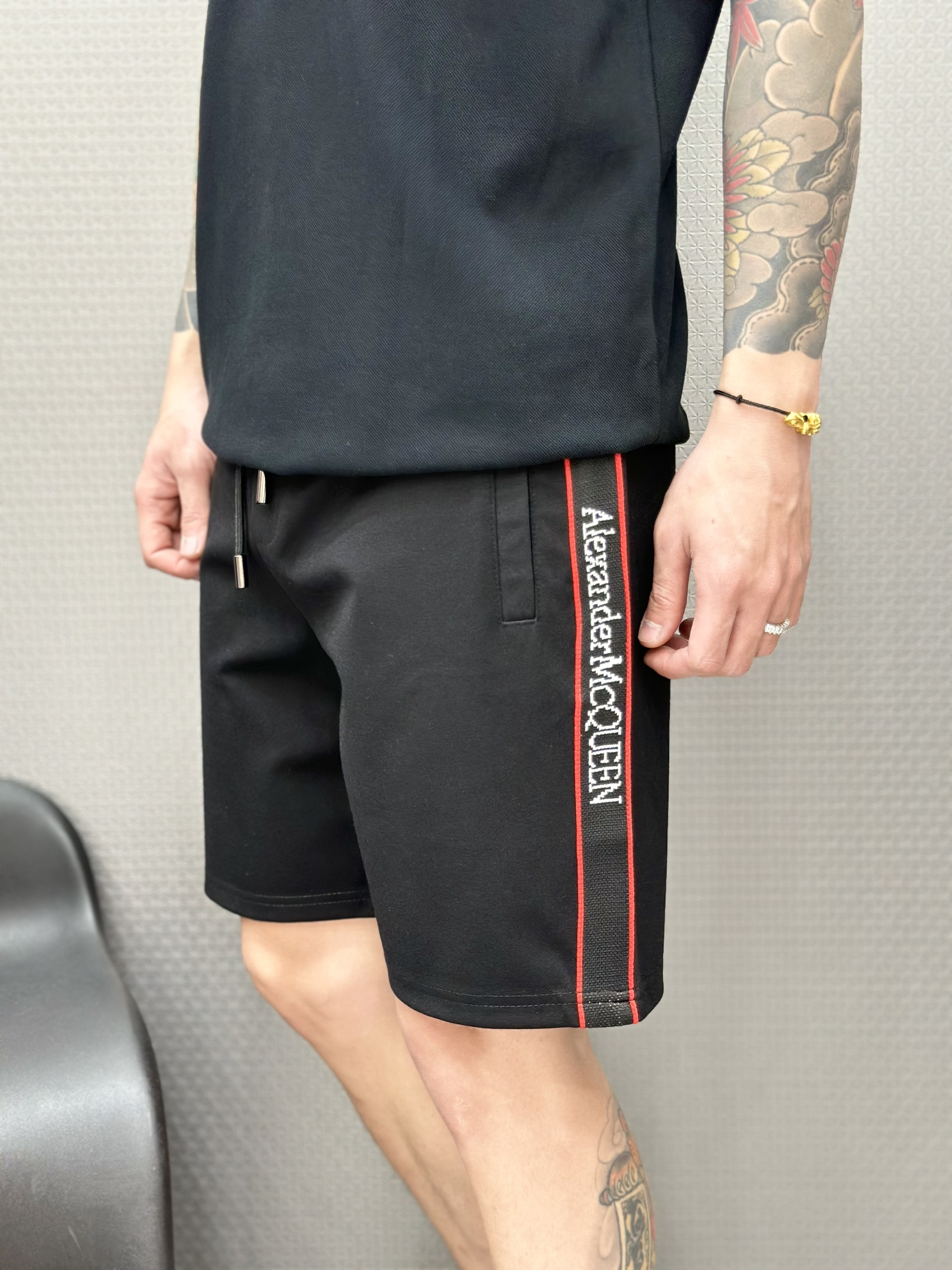 Quần short nỉ McQueen MCQ Đen lgoo kẻ sọc Đỏ sườn Like Auth VTN