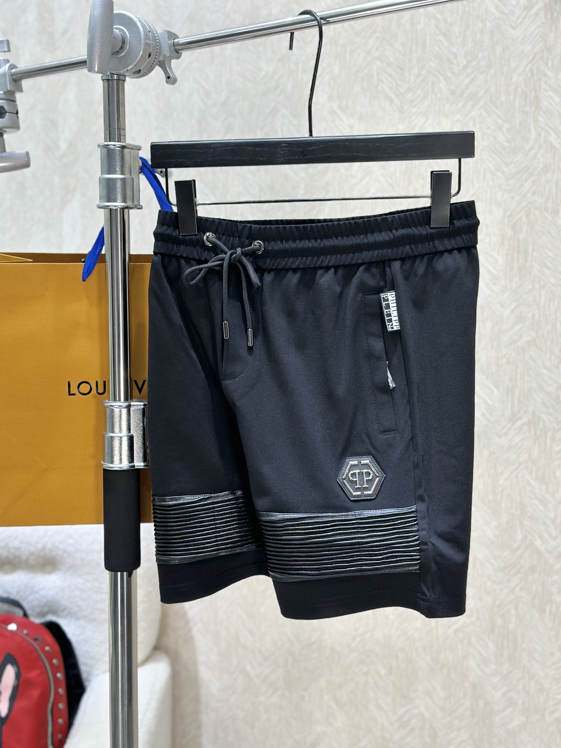 Quần short nỉ Philipp Plein PP Đen kẻ ngang đùi Like Auth VTN