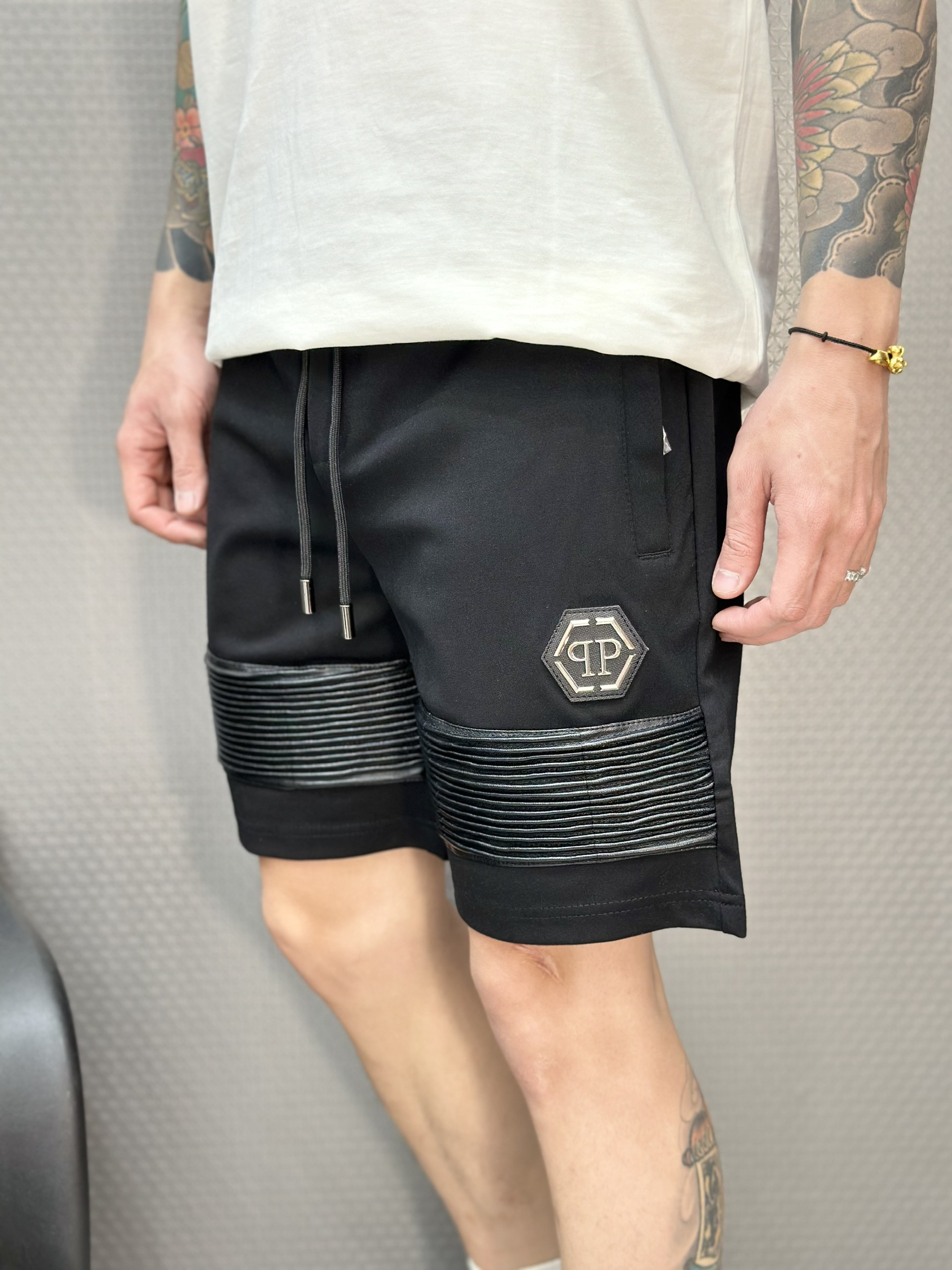 Quần short nỉ Philipp Plein PP Đen kẻ ngang đùi Like Auth VTN