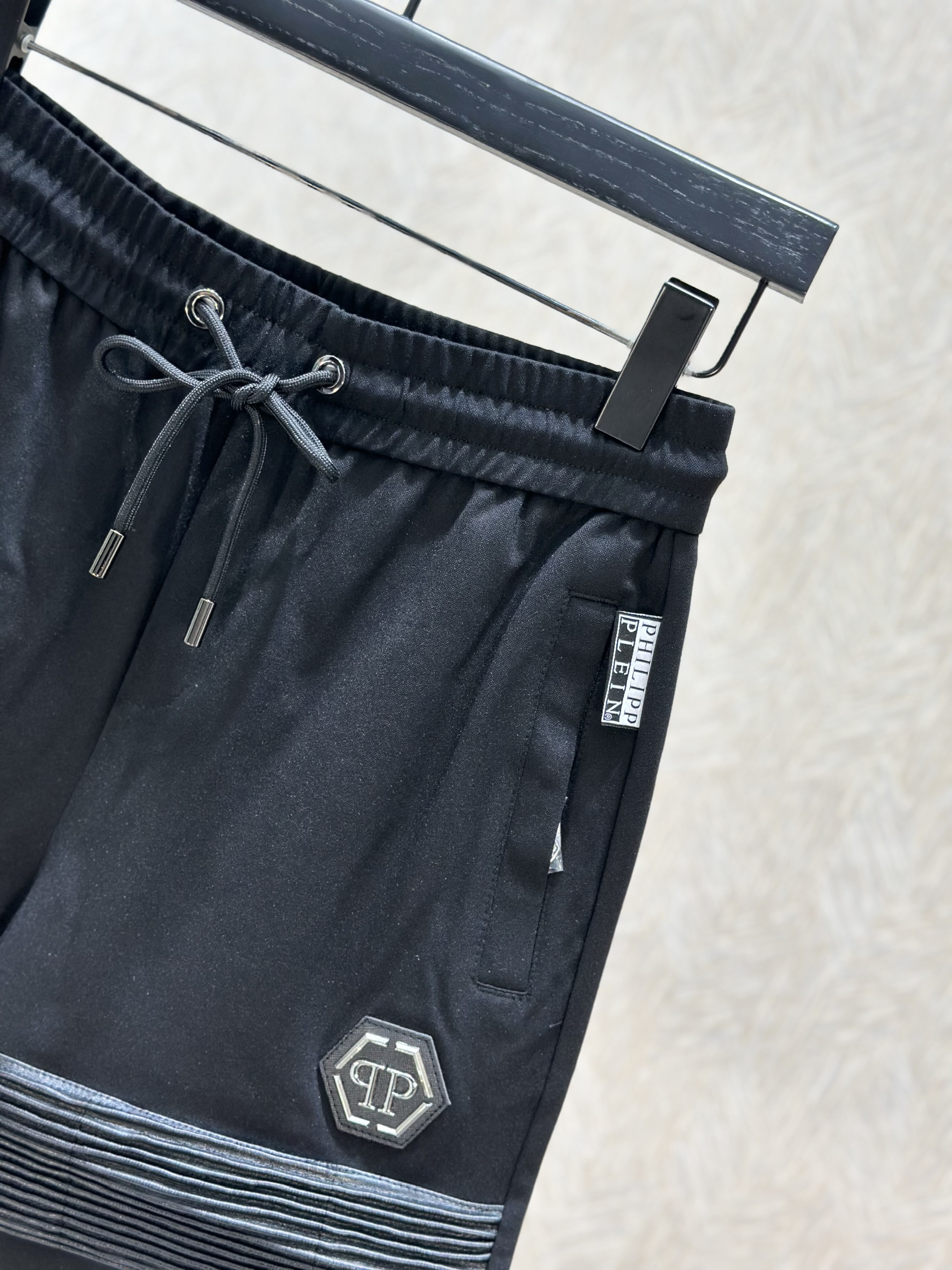 Quần short nỉ Philipp Plein PP Đen kẻ ngang đùi Like Auth VTN
