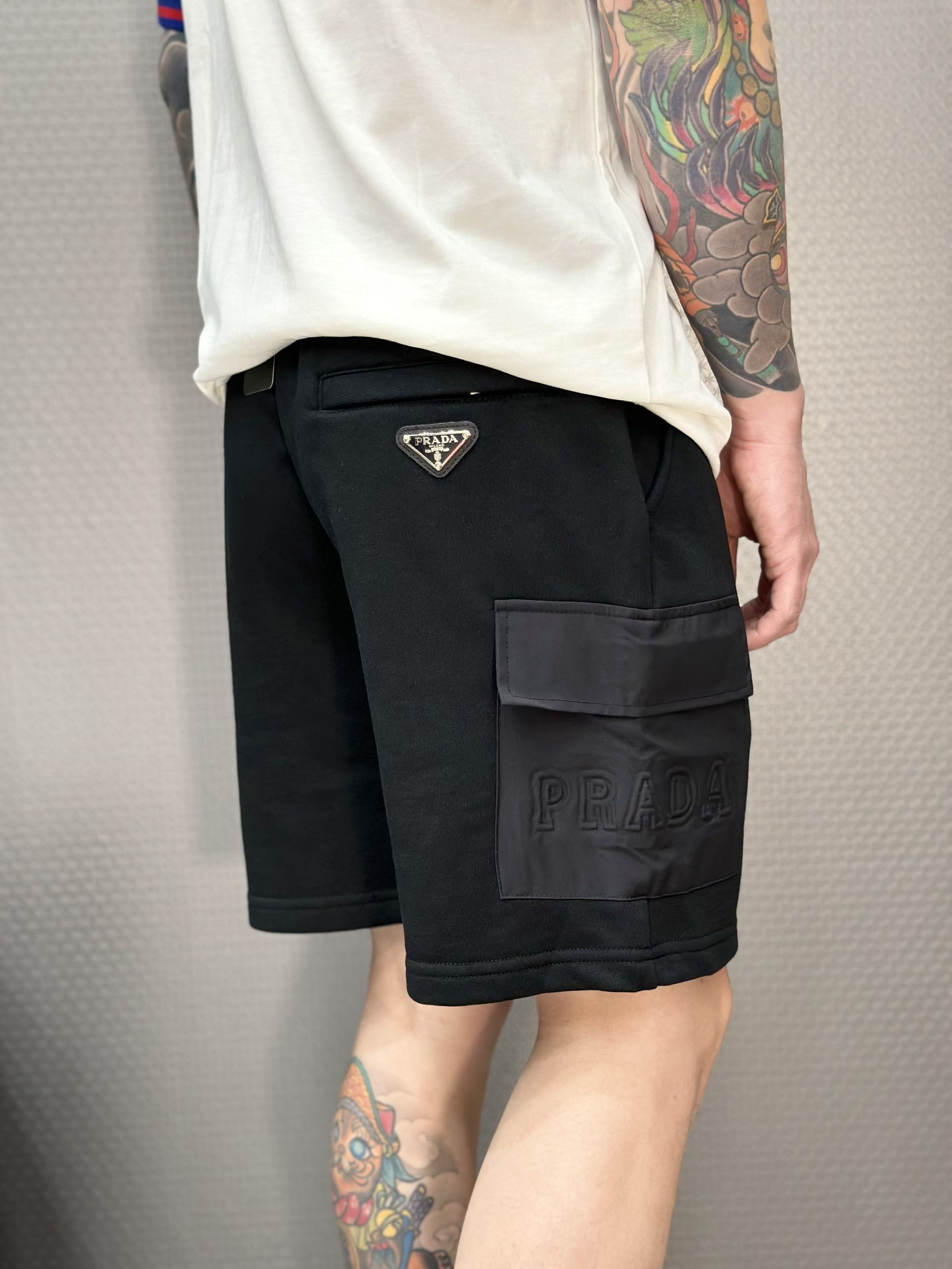 Quần short nỉ Prada P Đen túi hộp đùi Like Auth VTN