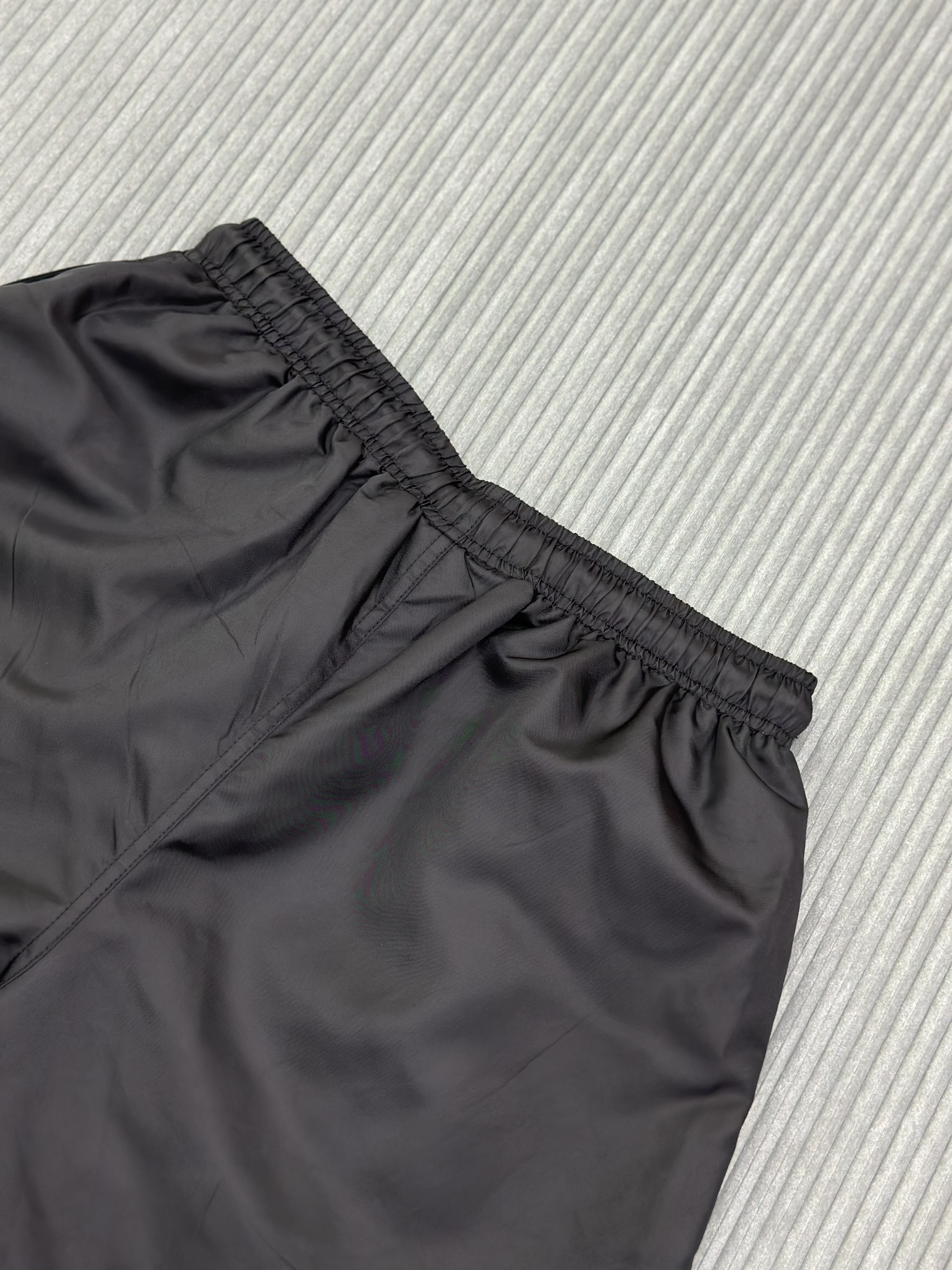 Quần short gió Essentials Đen trơn logo chữ đùi Like Auth VTN